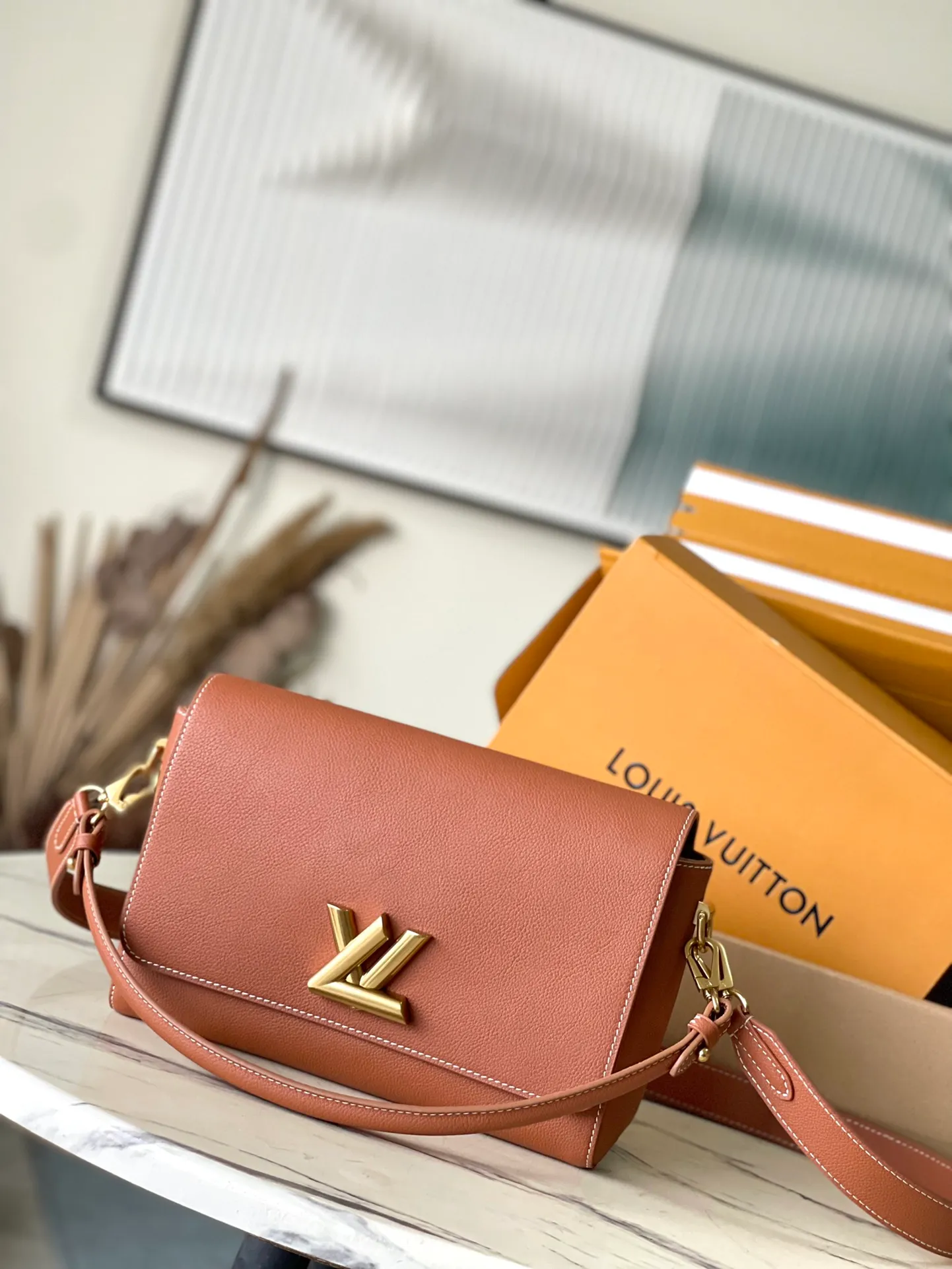 💰1280 (top layer leather) top quality original M24640 caramel color. This SoftTwist handbag is made of soft cow leather and reinterprets the iconic Twist handbag in a generous size. The aged metal parts shine with a sleep-ready style, and the fitted design and multiple carrying methods enable a comfortable travel experience. Dimensions: 27 × 19 × 9 cm