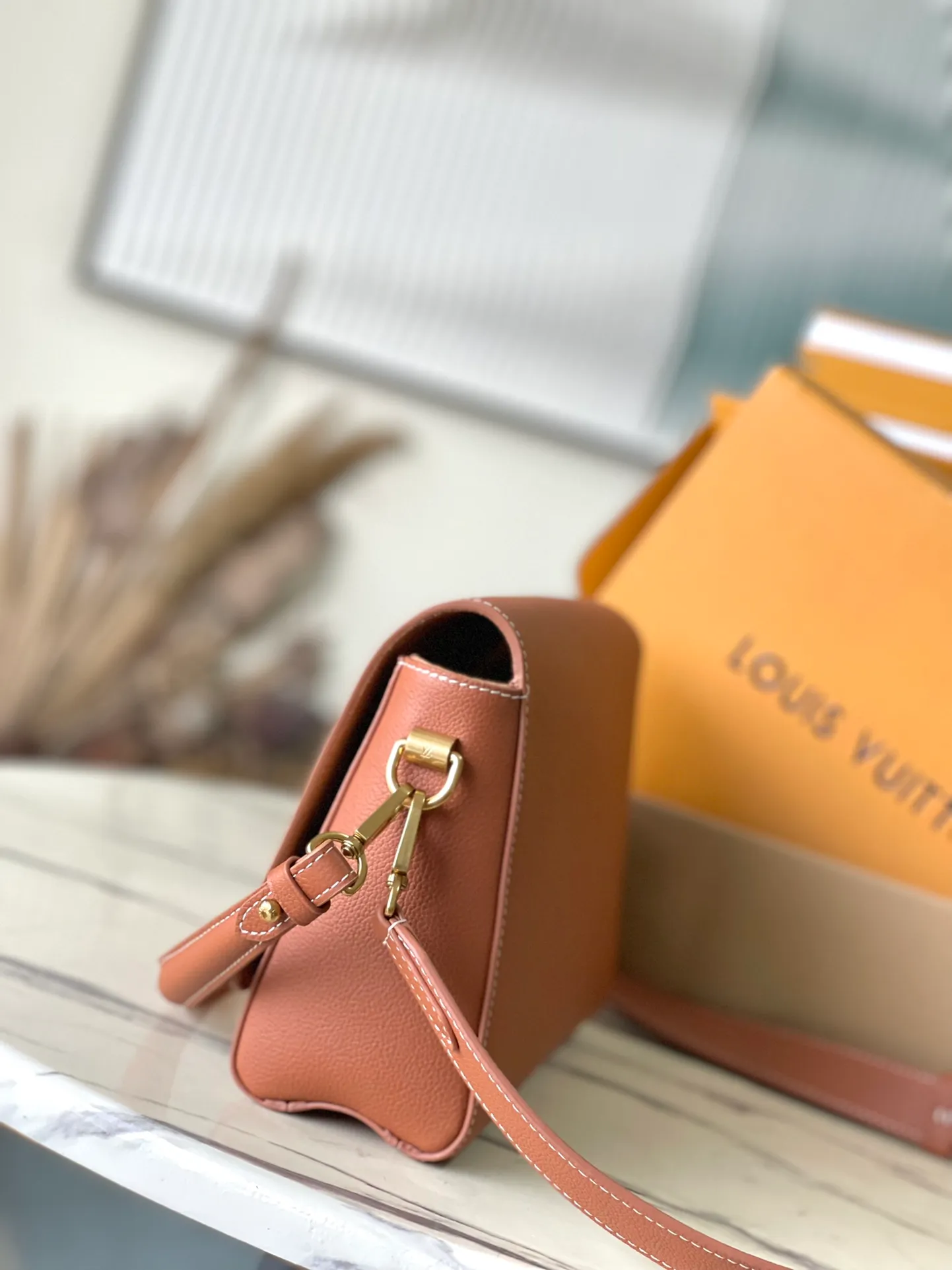 💰1280 (top layer leather) top quality original M24640 caramel color. This SoftTwist handbag is made of soft cow leather and reinterprets the iconic Twist handbag in a generous size. The aged metal parts shine with a sleep-ready style, and the fitted design and multiple carrying methods enable a comfortable travel experience. Dimensions: 27 × 19 × 9 cm