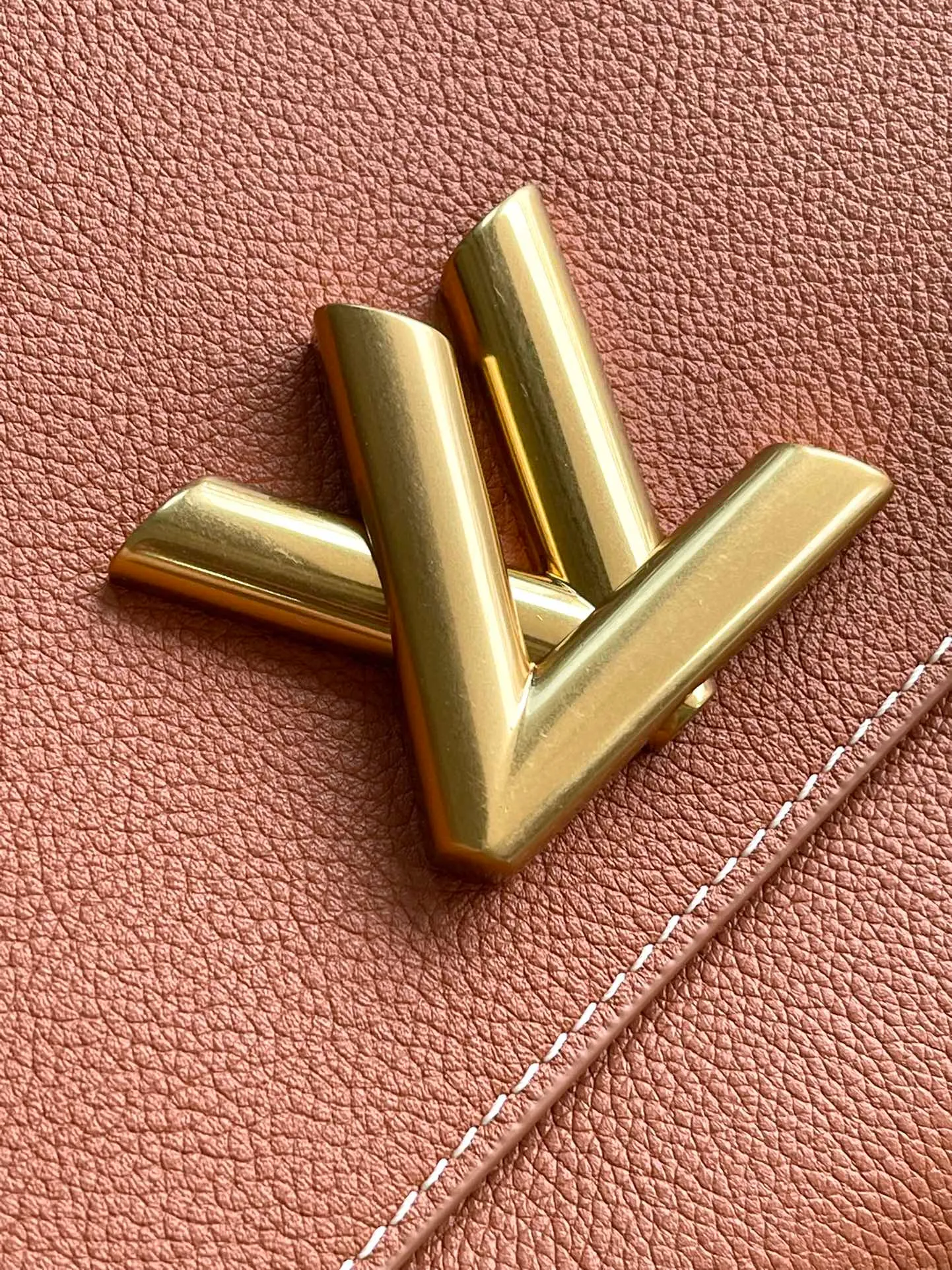 💰1280 (top layer leather) top quality original M24640 caramel color. This SoftTwist handbag is made of soft cow leather and reinterprets the iconic Twist handbag in a generous size. The aged metal parts shine with a sleep-ready style, and the fitted design and multiple carrying methods enable a comfortable travel experience. Dimensions: 27 × 19 × 9 cm