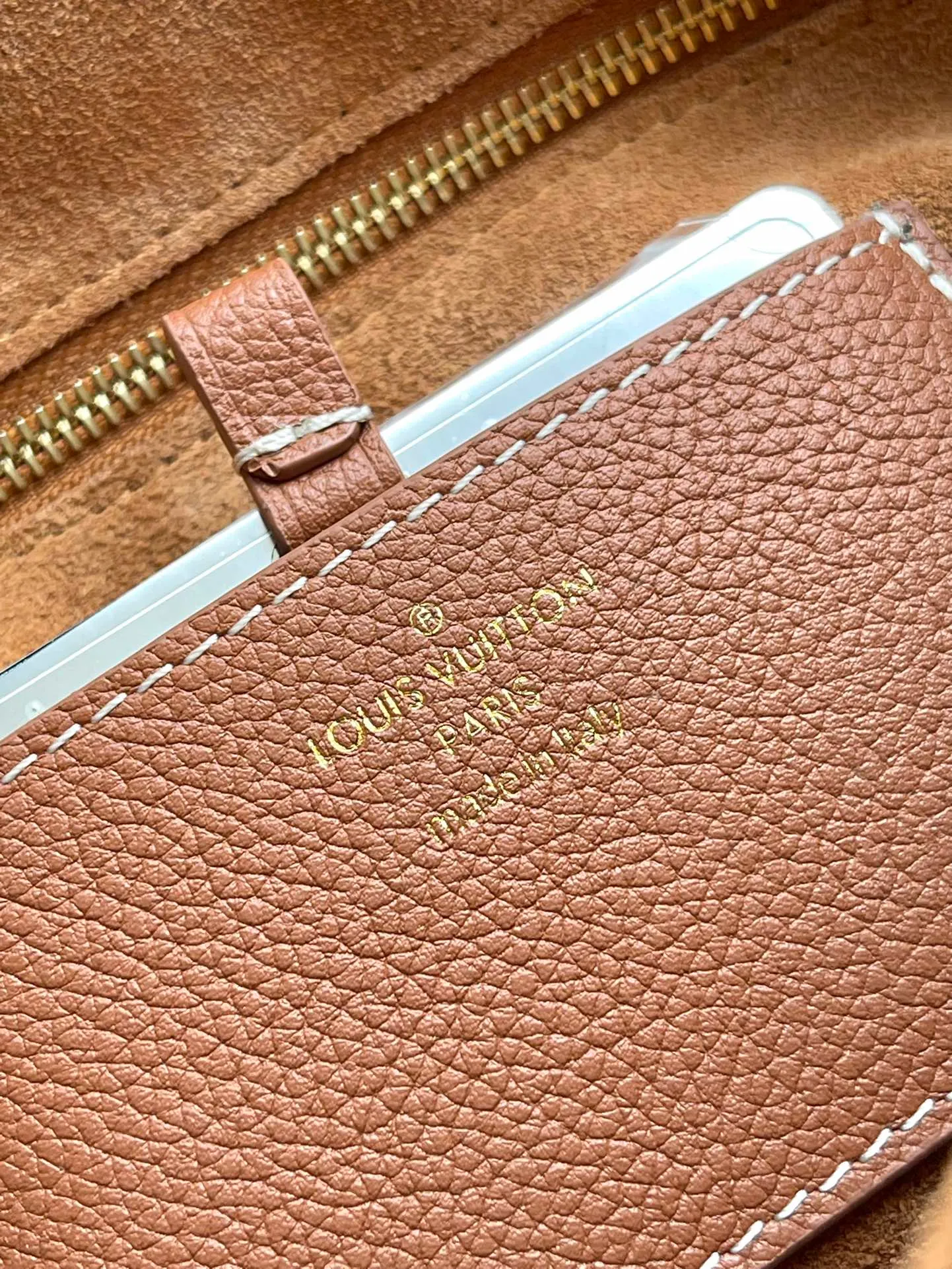 💰1280 (top layer leather) top quality original M24640 caramel color. This SoftTwist handbag is made of soft cow leather and reinterprets the iconic Twist handbag in a generous size. The aged metal parts shine with a sleep-ready style, and the fitted design and multiple carrying methods enable a comfortable travel experience. Dimensions: 27 × 19 × 9 cm