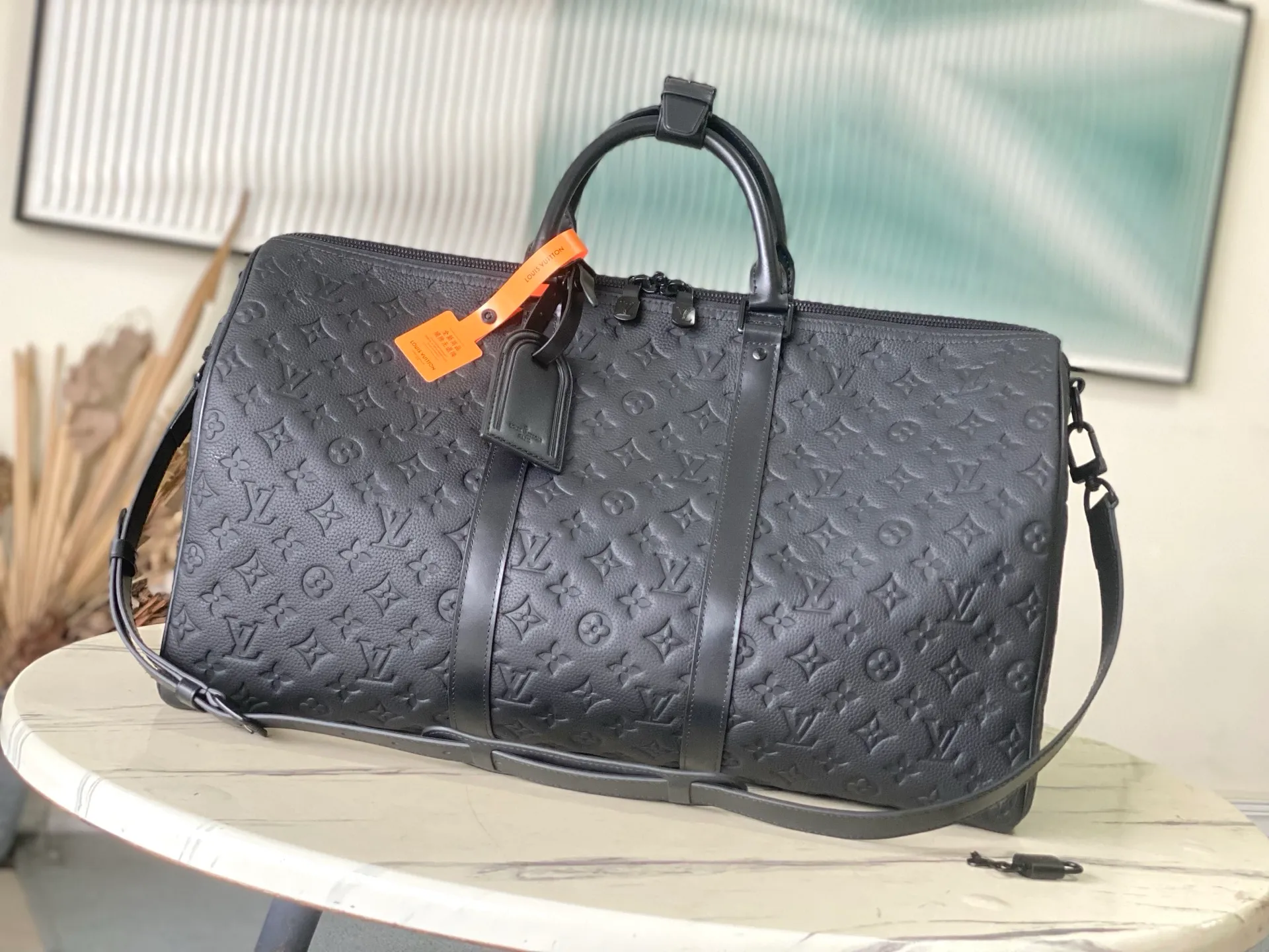 💰1400 (top-grain leather) Top-quality original order M59025 This Keepall travel bag is made of fine cow leather embossed with the Monogram pattern, renewing the brand's classics while witnessing the ingenious craftsmanship. Cabin luggage is sized to easily accommodate short trips. Iconic appearance and high-end materials make it a sophisticated choice. Dimensions: 29 x 23 x 50 cm
