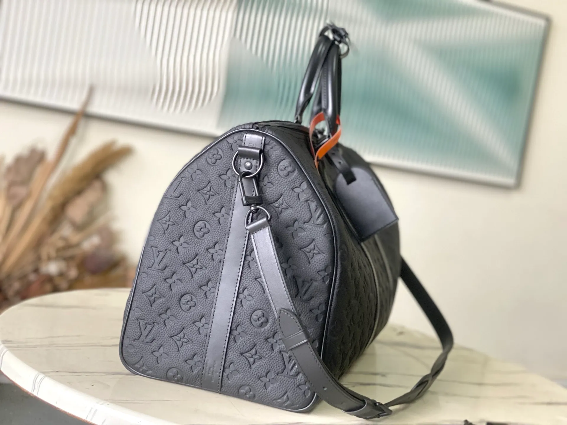 💰1400 (top-grain leather) Top-quality original order M59025 This Keepall travel bag is made of fine cow leather embossed with the Monogram pattern, renewing the brand's classics while witnessing the ingenious craftsmanship. Cabin luggage is sized to easily accommodate short trips. Iconic appearance and high-end materials make it a sophisticated choice. Dimensions: 29 x 23 x 50 cm