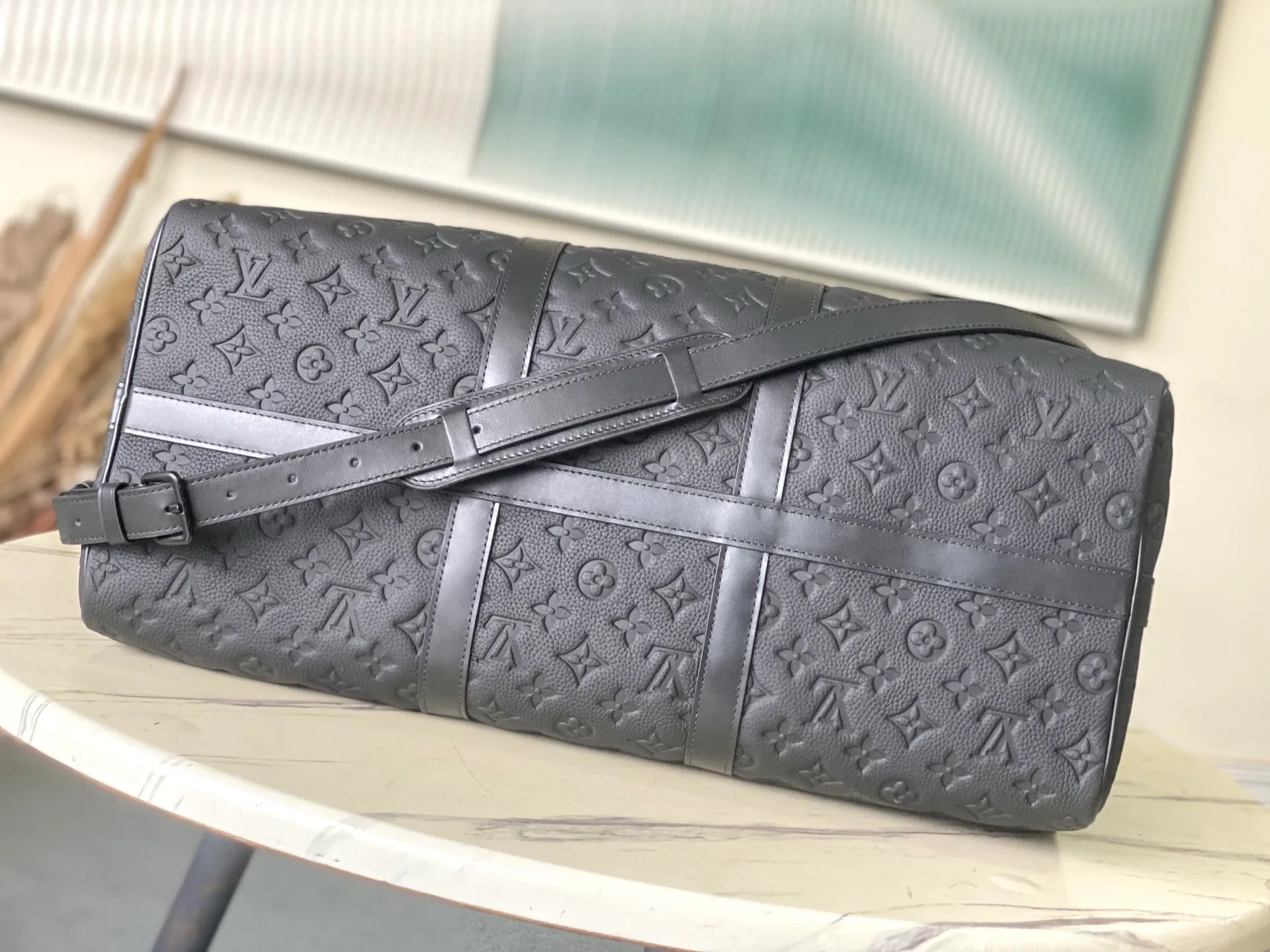 💰1400 (top-grain leather) Top-quality original order M59025 This Keepall travel bag is made of fine cow leather embossed with the Monogram pattern, renewing the brand's classics while witnessing the ingenious craftsmanship. Cabin luggage is sized to easily accommodate short trips. Iconic appearance and high-end materials make it a sophisticated choice. Dimensions: 29 x 23 x 50 cm