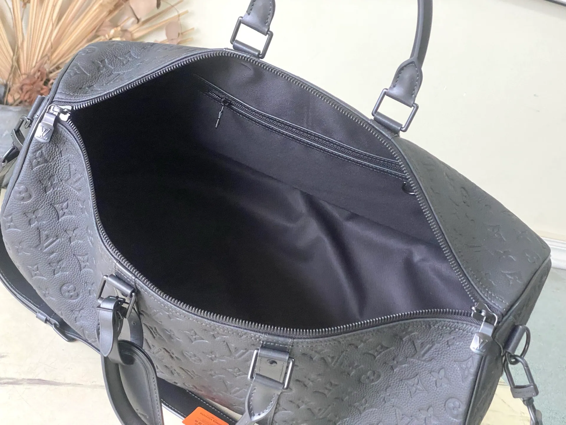 💰1400 (top-grain leather) Top-quality original order M59025 This Keepall travel bag is made of fine cow leather embossed with the Monogram pattern, renewing the brand's classics while witnessing the ingenious craftsmanship. Cabin luggage is sized to easily accommodate short trips. Iconic appearance and high-end materials make it a sophisticated choice. Dimensions: 29 x 23 x 50 cm