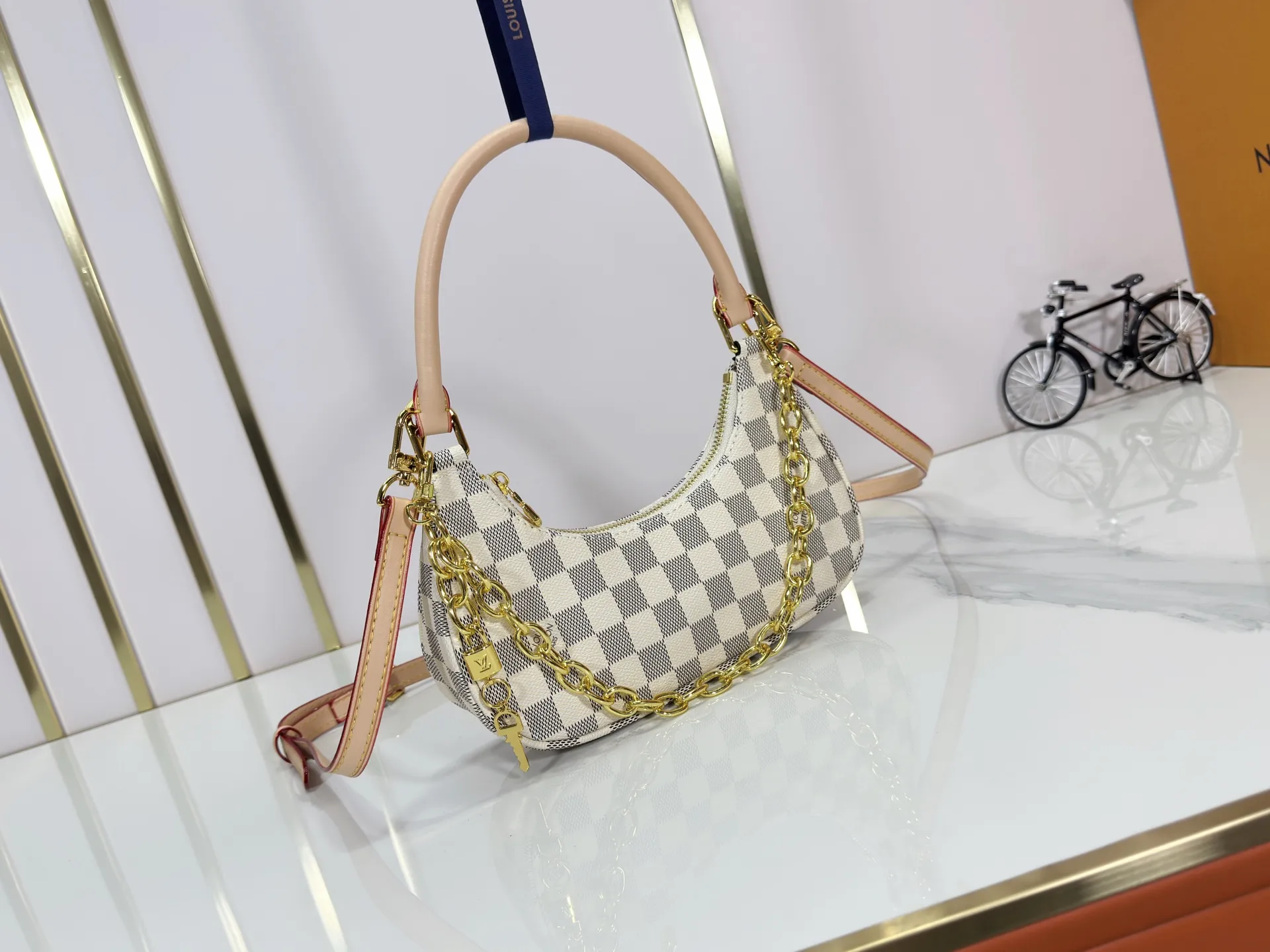 P240 Upgraded original M25223 This small Catchy handbag is made of canvas and trimmed with cow leather. It pays homage to the brand's heritage with the classic Monogram pattern, making it another smart choice. The neat structure makes it easy to carry your daily needs. The double-sided sliding straps make it easy to adjust the contours of the bag. The detachable metal chain complements the key-shaped decoration. Dimensions: 24.0 x 10.0 x 6.0 cm (length x height x width)