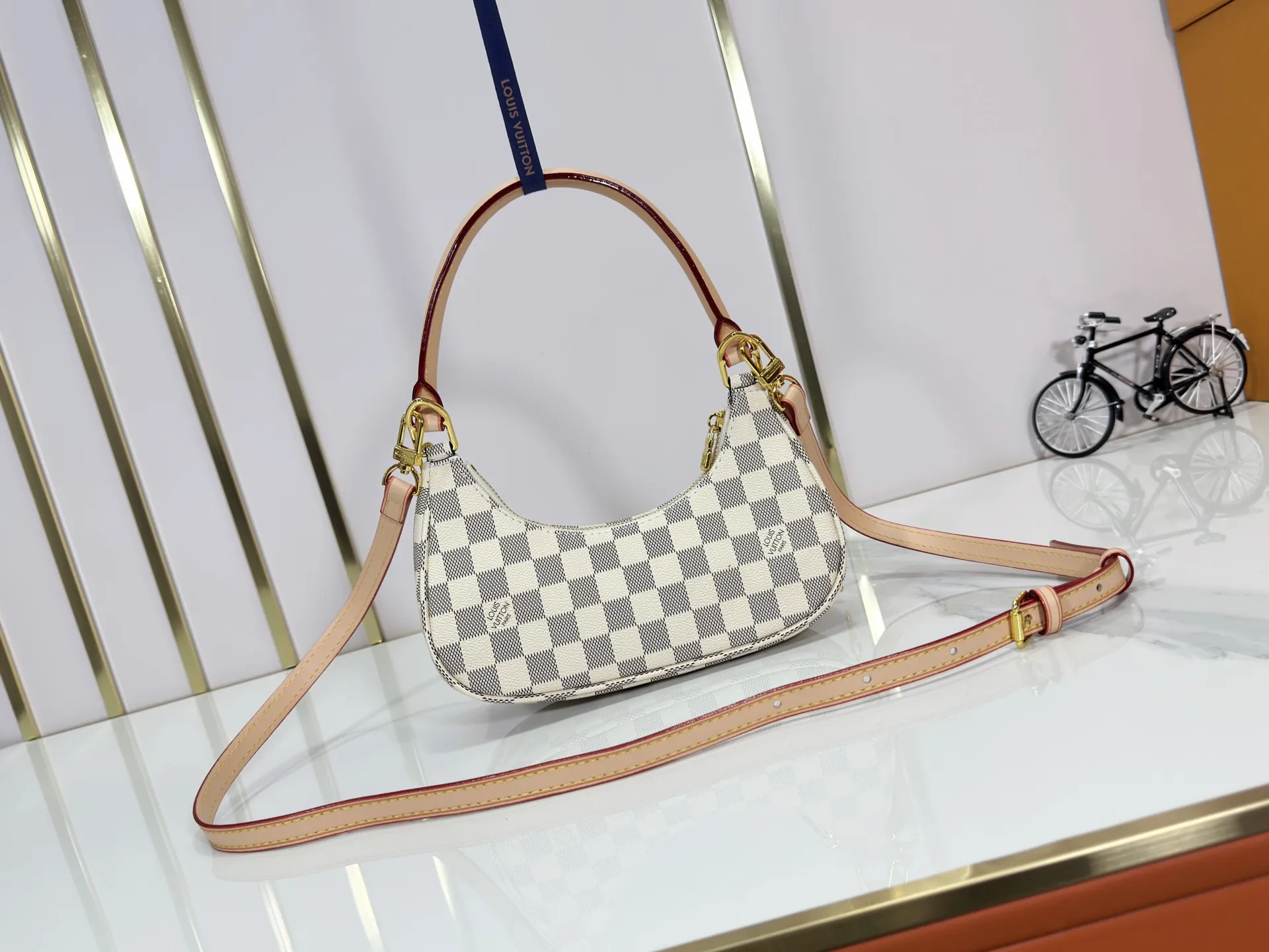 P240 Upgraded original M25223 This small Catchy handbag is made of canvas and trimmed with cow leather. It pays homage to the brand's heritage with the classic Monogram pattern, making it another smart choice. The neat structure makes it easy to carry your daily needs. The double-sided sliding straps make it easy to adjust the contours of the bag. The detachable metal chain complements the key-shaped decoration. Dimensions: 24.0 x 10.0 x 6.0 cm (length x height x width)