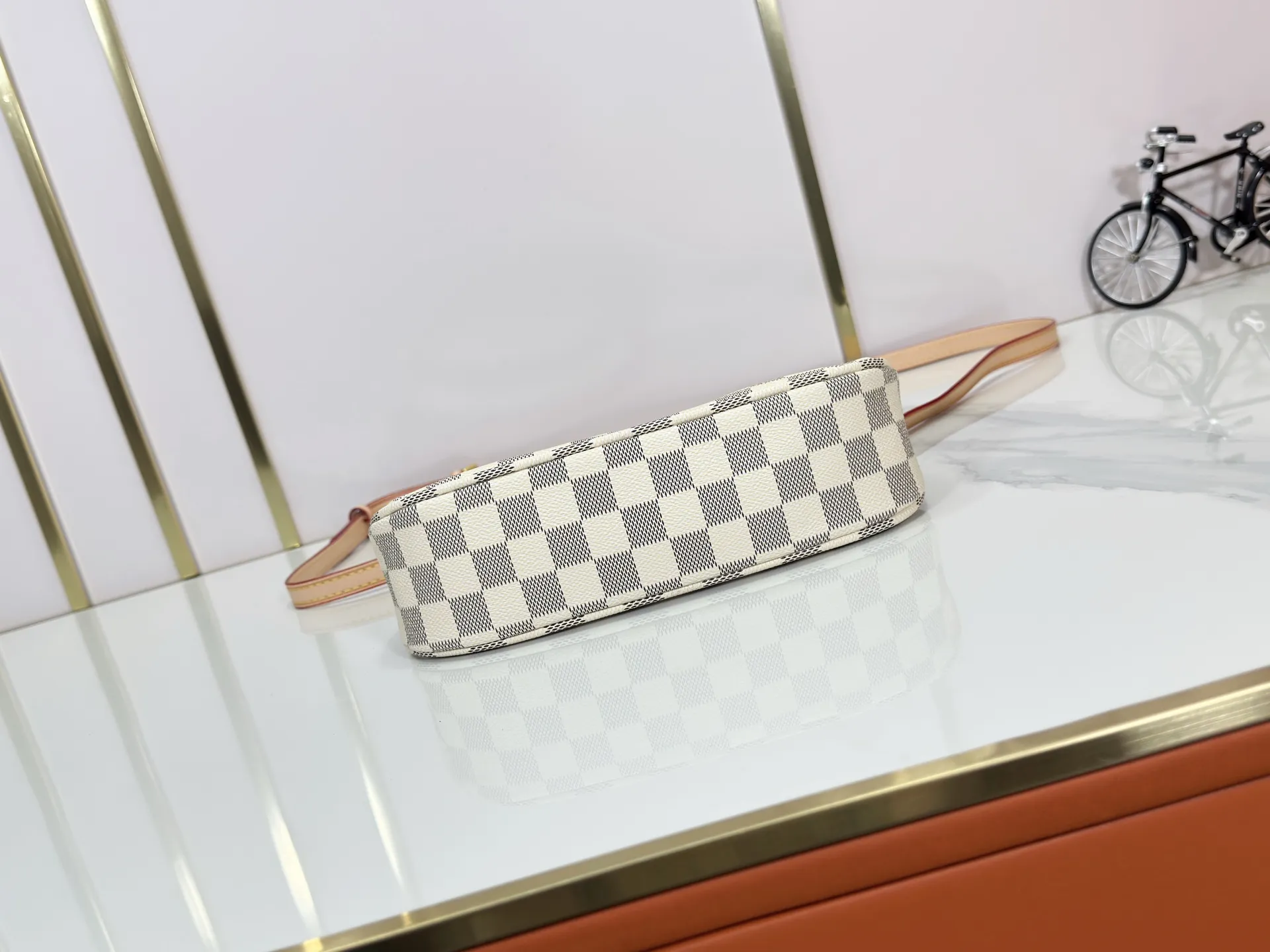 P240 Upgraded original M25223 This small Catchy handbag is made of canvas and trimmed with cow leather. It pays homage to the brand's heritage with the classic Monogram pattern, making it another smart choice. The neat structure makes it easy to carry your daily needs. The double-sided sliding straps make it easy to adjust the contours of the bag. The detachable metal chain complements the key-shaped decoration. Dimensions: 24.0 x 10.0 x 6.0 cm (length x height x width)