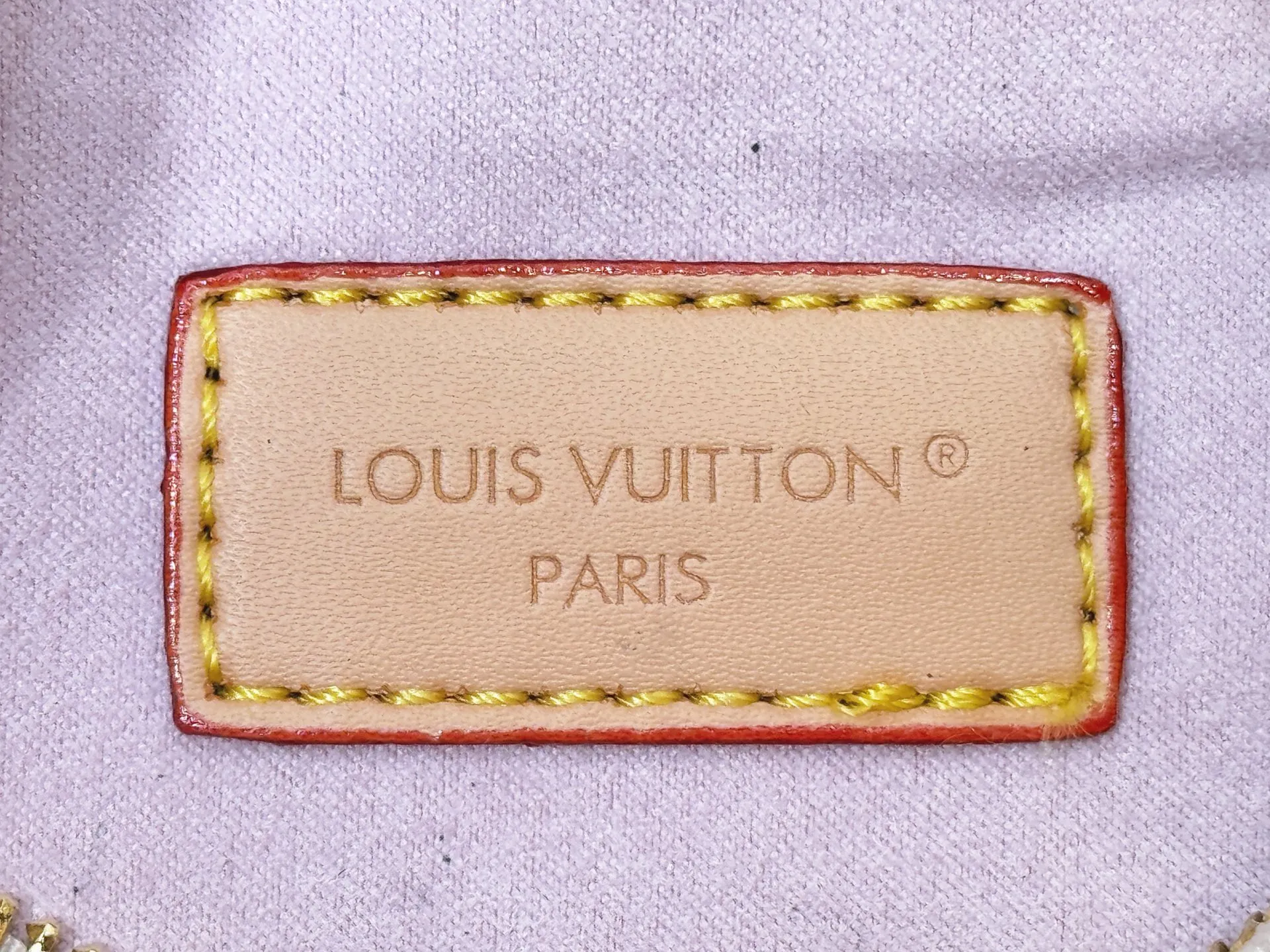 P240 Upgraded original M25223 This small Catchy handbag is made of canvas and trimmed with cow leather. It pays homage to the brand's heritage with the classic Monogram pattern, making it another smart choice. The neat structure makes it easy to carry your daily needs. The double-sided sliding straps make it easy to adjust the contours of the bag. The detachable metal chain complements the key-shaped decoration. Dimensions: 24.0 x 10.0 x 6.0 cm (length x height x width)