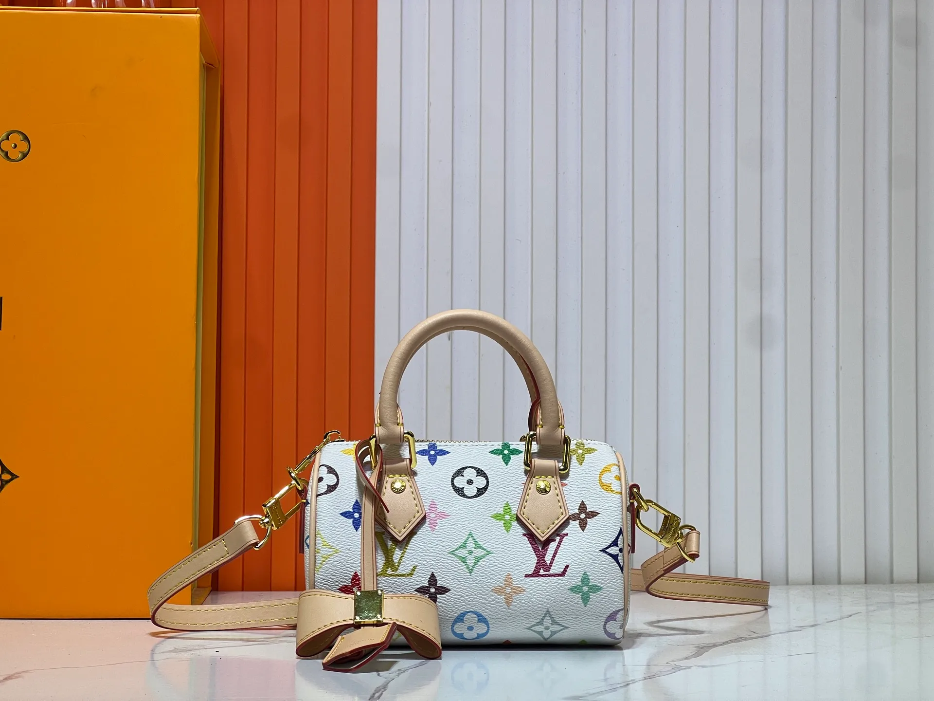 Batch 200💰Upgraded original M13391 M13406 M81085 lv Murakami Takashi co-branded NANOSPEEDY black and white handbags. This Nano Speedy handbag combines Monogram canvas and cow leather trim printing, with 33 colorful colors to interpret the white tricolor and black tricolor. The twelve pieces are popular around the world and are loved by celebrities and celebrities. Dimensions: 16x10x7.5cm
