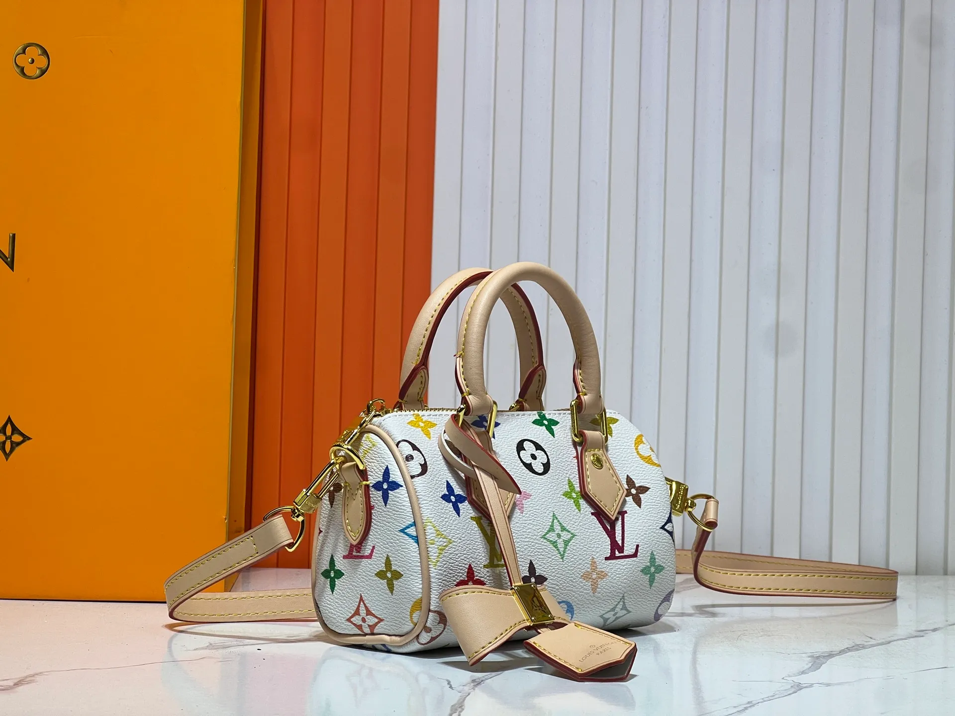 Batch 200💰Upgraded original M13391 M13406 M81085 lv Murakami Takashi co-branded NANOSPEEDY black and white handbags. This Nano Speedy handbag combines Monogram canvas and cow leather trim printing, with 33 colorful colors to interpret the white tricolor and black tricolor. The twelve pieces are popular around the world and are loved by celebrities and celebrities. Dimensions: 16x10x7.5cm