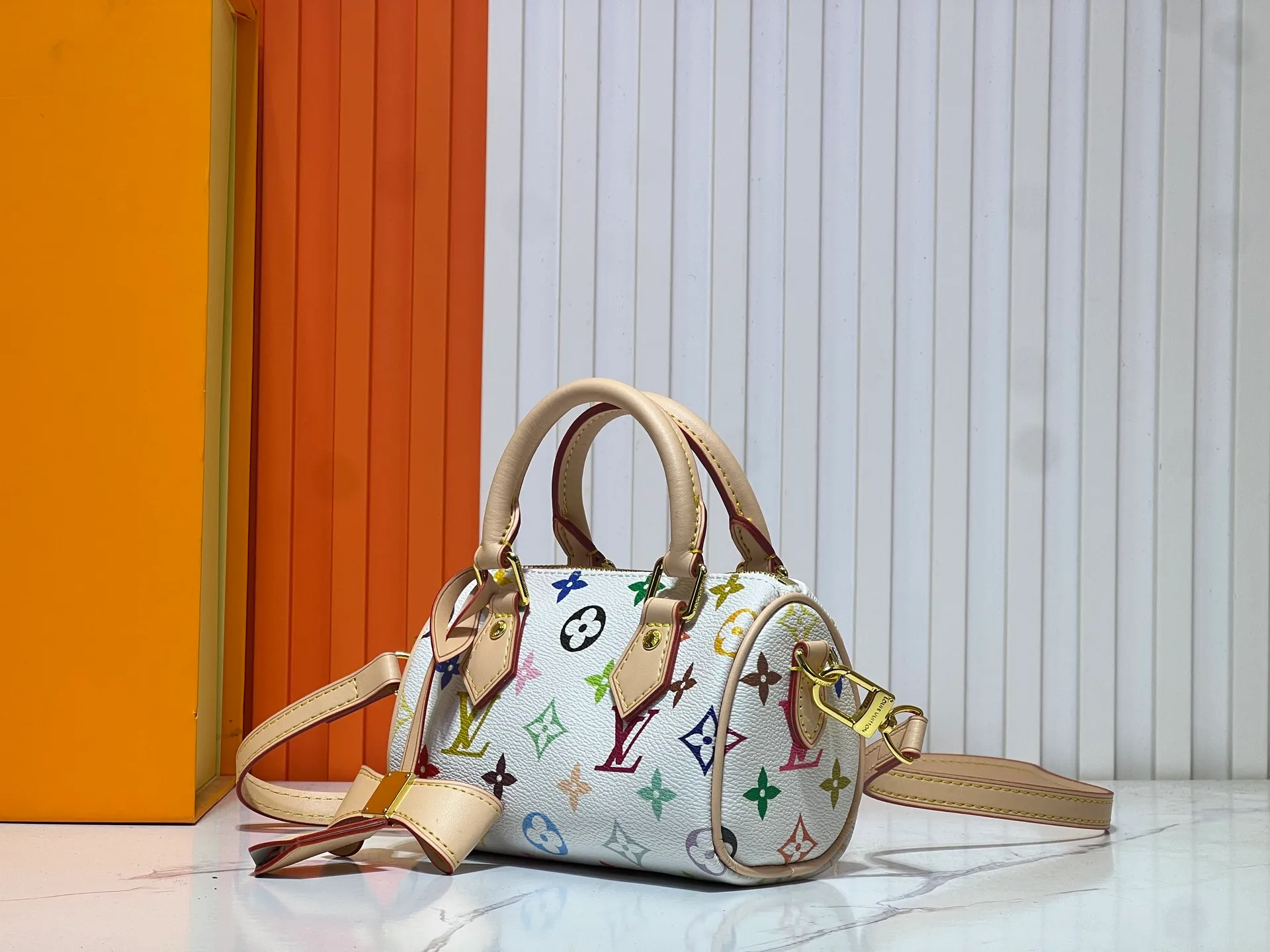 Batch 200💰Upgraded original M13391 M13406 M81085 lv Murakami Takashi co-branded NANOSPEEDY black and white handbags. This Nano Speedy handbag combines Monogram canvas and cow leather trim printing, with 33 colorful colors to interpret the white tricolor and black tricolor. The twelve pieces are popular around the world and are loved by celebrities and celebrities. Dimensions: 16x10x7.5cm