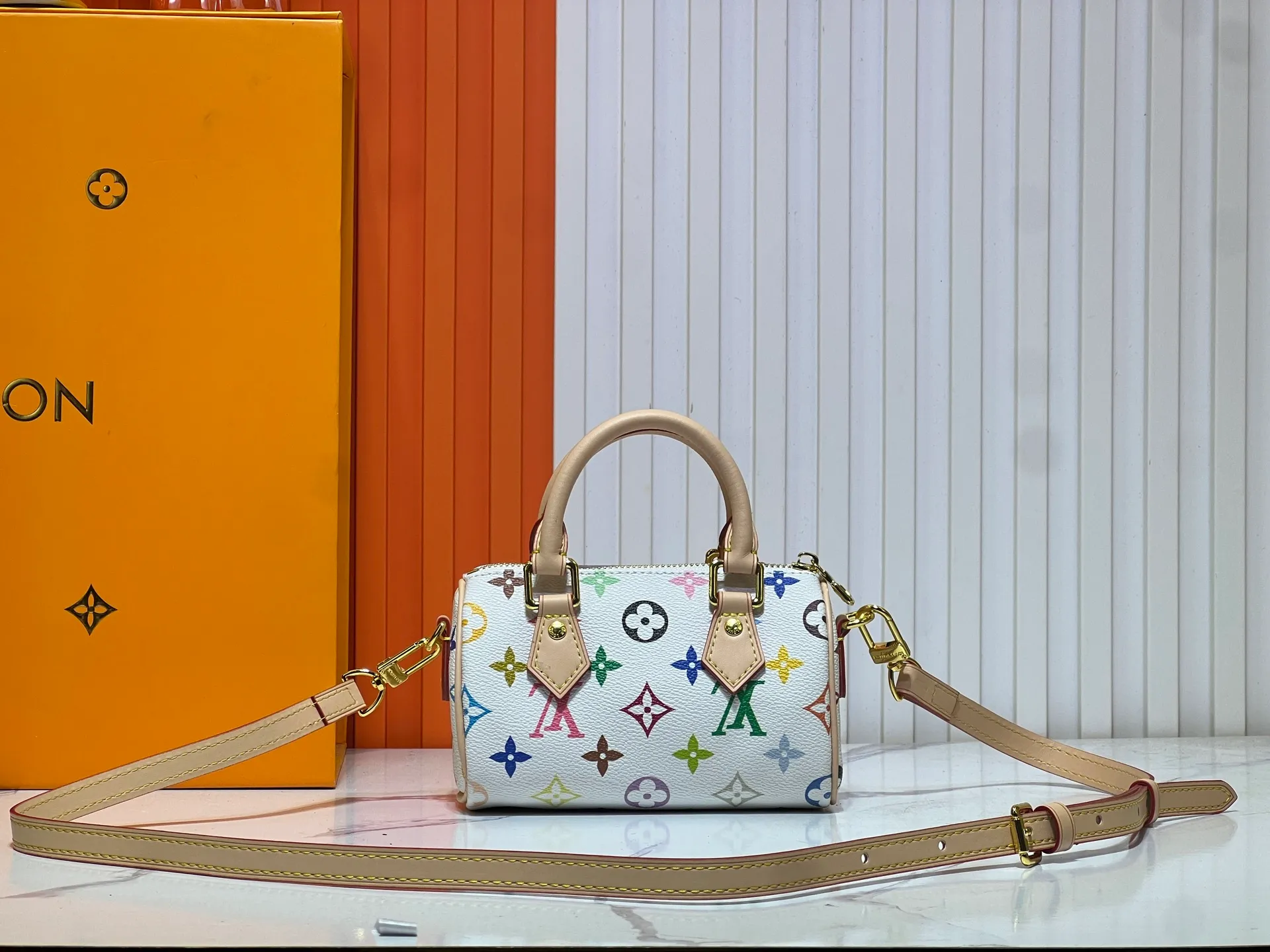 Batch 200💰Upgraded original M13391 M13406 M81085 lv Murakami Takashi co-branded NANOSPEEDY black and white handbags. This Nano Speedy handbag combines Monogram canvas and cow leather trim printing, with 33 colorful colors to interpret the white tricolor and black tricolor. The twelve pieces are popular around the world and are loved by celebrities and celebrities. Dimensions: 16x10x7.5cm