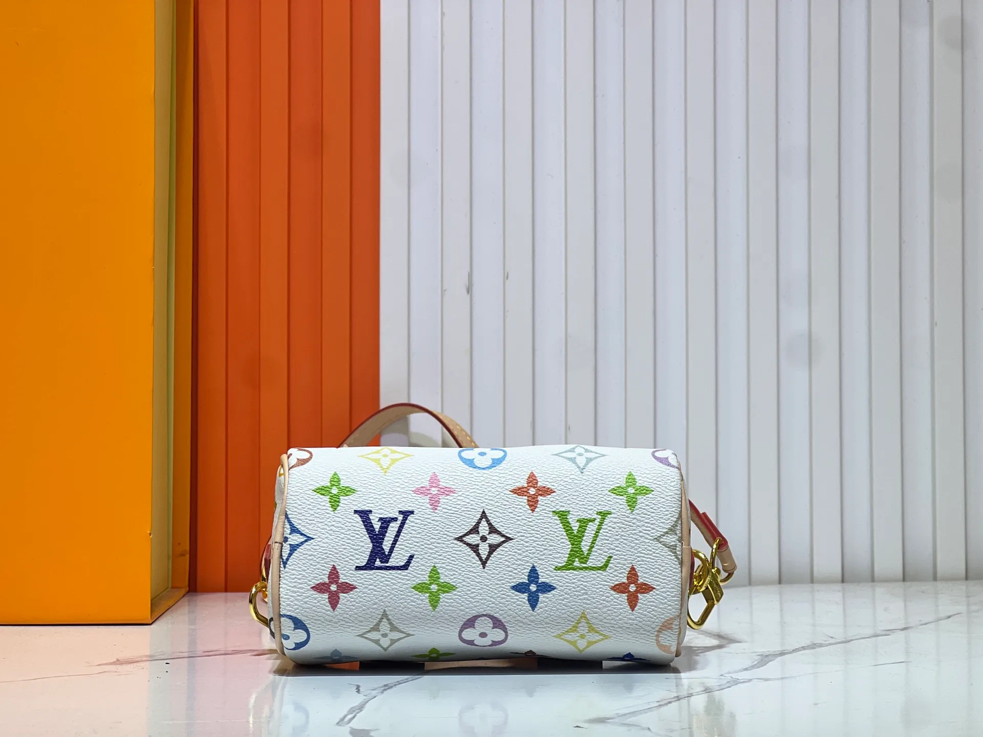 Batch 200💰Upgraded original M13391 M13406 M81085 lv Murakami Takashi co-branded NANOSPEEDY black and white handbags. This Nano Speedy handbag combines Monogram canvas and cow leather trim printing, with 33 colorful colors to interpret the white tricolor and black tricolor. The twelve pieces are popular around the world and are loved by celebrities and celebrities. Dimensions: 16x10x7.5cm