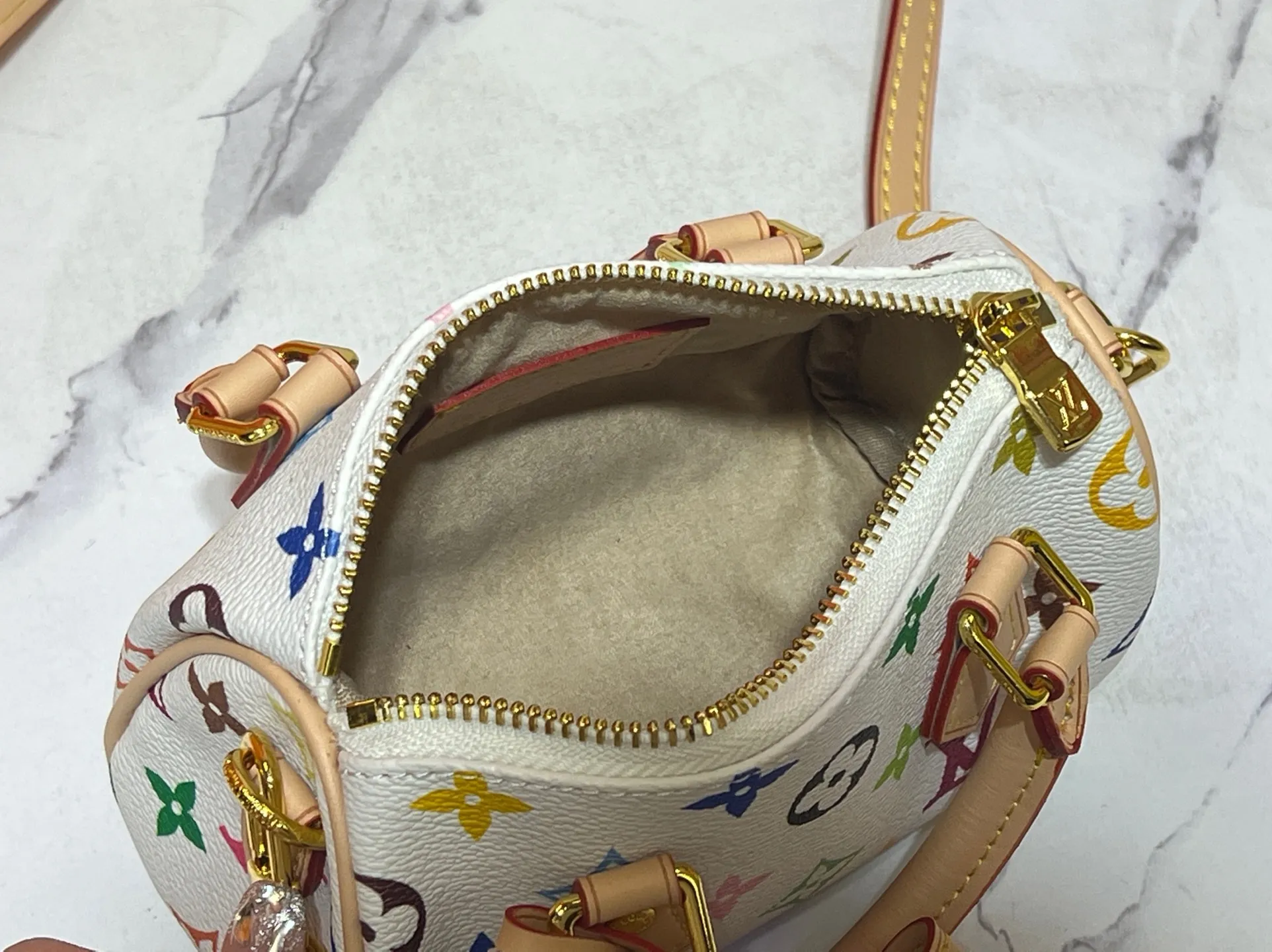 Batch 200💰Upgraded original M13391 M13406 M81085 lv Murakami Takashi co-branded NANOSPEEDY black and white handbags. This Nano Speedy handbag combines Monogram canvas and cow leather trim printing, with 33 colorful colors to interpret the white tricolor and black tricolor. The twelve pieces are popular around the world and are loved by celebrities and celebrities. Dimensions: 16x10x7.5cm