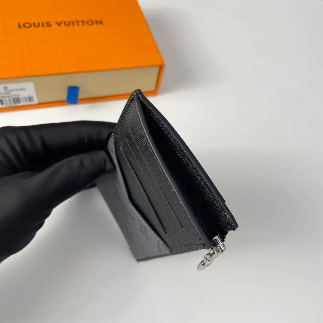 P220 🇫🇷Exclusive real shot of overseas original M69533! The Coin card holder is made of Monogram Eclipse coated canvas and Monogram Eclipse Reverse coated canvas in alternating dark and light colors. The neat and tough cut includes card slots, zippered coin pockets and bill compartments, and is equipped with LV letter zipper pullers. Size: 14.5×8cm