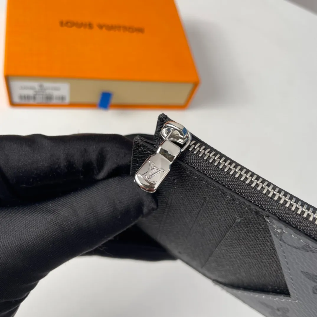 P220 🇫🇷Exclusive real shot of overseas original M69533! The Coin card holder is made of Monogram Eclipse coated canvas and Monogram Eclipse Reverse coated canvas in alternating dark and light colors. The neat and tough cut includes card slots, zippered coin pockets and bill compartments, and is equipped with LV letter zipper pullers. Size: 14.5×8cm