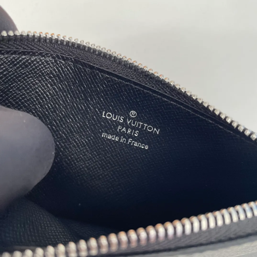 P220 🇫🇷Exclusive real shot of overseas original M69533! The Coin card holder is made of Monogram Eclipse coated canvas and Monogram Eclipse Reverse coated canvas in alternating dark and light colors. The neat and tough cut includes card slots, zippered coin pockets and bill compartments, and is equipped with LV letter zipper pullers. Size: 14.5×8cm
