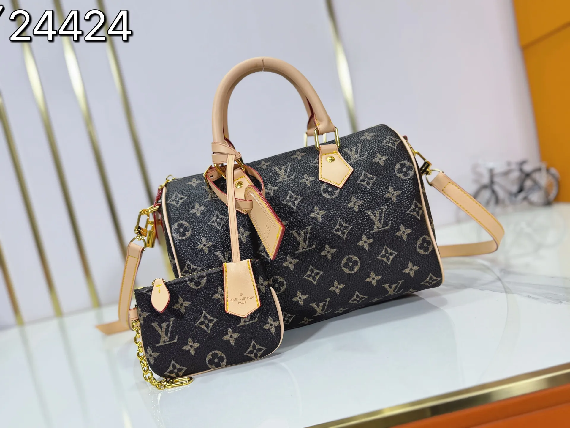 P280 Upgraded original M24424 M24425 M24426 M24423 M24443 M This Speedy Bandoulière 25 Monogram Leather handbag is made of soft cow leather and uses Monogram pattern to reproduce the elegant look and feel of canvas printing. Dazzling metal hardware, sheepskin lining and nameplate all reflect Creative Director Pharrell Williams' relentless attention to detail. Dimensions: 25.0 x 15.0 x 15.0 cm (length x height x width)