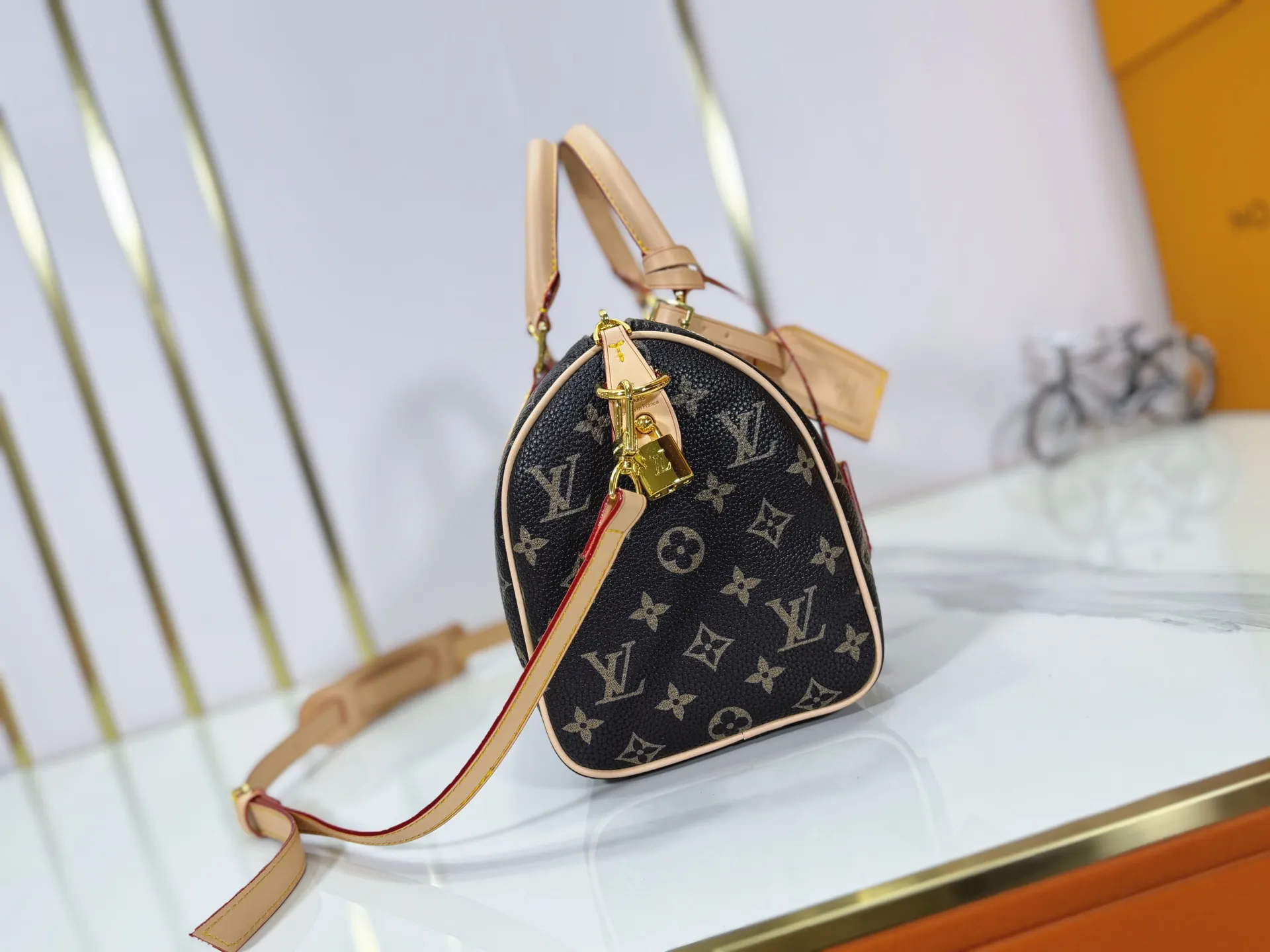 P280 Upgraded original M24424 M24425 M24426 M24423 M24443 M This Speedy Bandoulière 25 Monogram Leather handbag is made of soft cow leather and uses Monogram pattern to reproduce the elegant look and feel of canvas printing. Dazzling metal hardware, sheepskin lining and nameplate all reflect Creative Director Pharrell Williams' relentless attention to detail. Dimensions: 25.0 x 15.0 x 15.0 cm (length x height x width)
