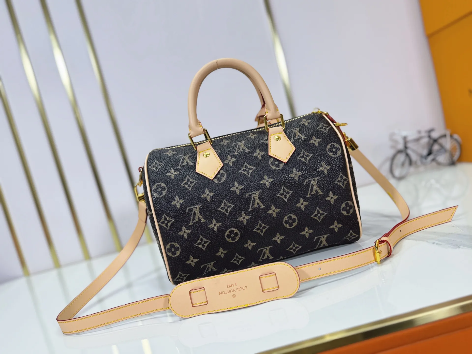 P280 Upgraded original M24424 M24425 M24426 M24423 M24443 M This Speedy Bandoulière 25 Monogram Leather handbag is made of soft cow leather and uses Monogram pattern to reproduce the elegant look and feel of canvas printing. Dazzling metal hardware, sheepskin lining and nameplate all reflect Creative Director Pharrell Williams' relentless attention to detail. Dimensions: 25.0 x 15.0 x 15.0 cm (length x height x width)