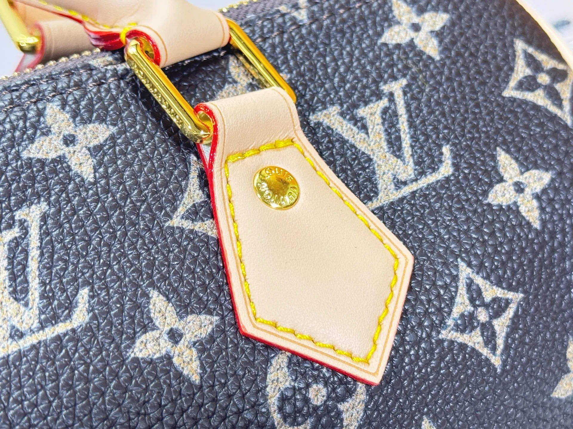 P280 Upgraded original M24424 M24425 M24426 M24423 M24443 M This Speedy Bandoulière 25 Monogram Leather handbag is made of soft cow leather and uses Monogram pattern to reproduce the elegant look and feel of canvas printing. Dazzling metal hardware, sheepskin lining and nameplate all reflect Creative Director Pharrell Williams' relentless attention to detail. Dimensions: 25.0 x 15.0 x 15.0 cm (length x height x width)