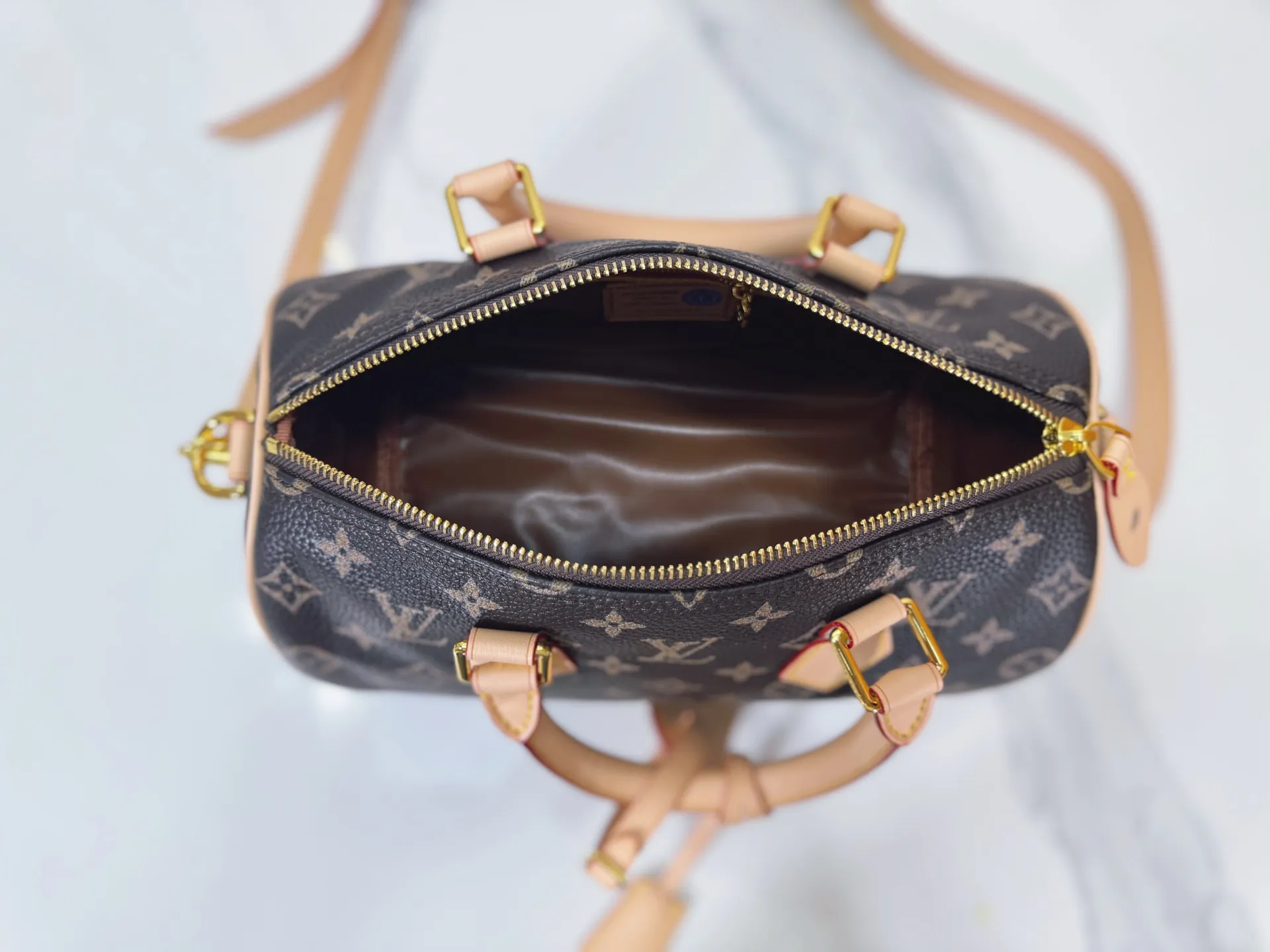 P280 Upgraded original M24424 M24425 M24426 M24423 M24443 M This Speedy Bandoulière 25 Monogram Leather handbag is made of soft cow leather and uses Monogram pattern to reproduce the elegant look and feel of canvas printing. Dazzling metal hardware, sheepskin lining and nameplate all reflect Creative Director Pharrell Williams' relentless attention to detail. Dimensions: 25.0 x 15.0 x 15.0 cm (length x height x width)