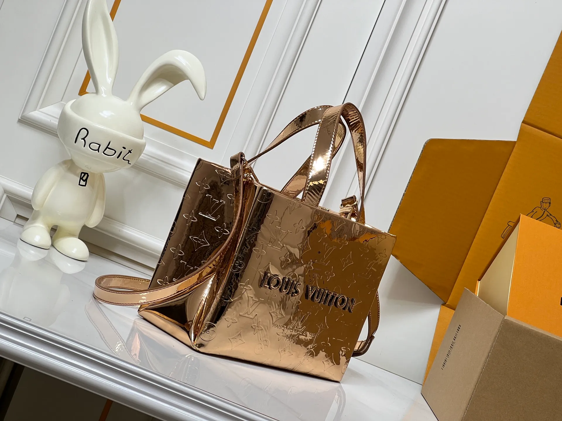Batch 280💰M13940 Mirror Silver Rose Gold Gunmetal Brown Check Gradient Pink Gradient Blue Khaki Colored Check Black Check Presbyopia Orange Black Green Pink PHARREL and NIGO collection’s joint series top original order This Shopper medium handbag draws inspiration from Louis Vuitton shopping bags, expressing Louis Vuitton and Maison Fondée En 1854 in soft cow leather Lettering, top handle and removable shoulder strap. 25x19x11 • Cow leather • Cow leather trim • Textile lining • Metal hardware • Musketon closure • Main compartment • Zip pocket • Double patch pockets • Handles: Double handle
