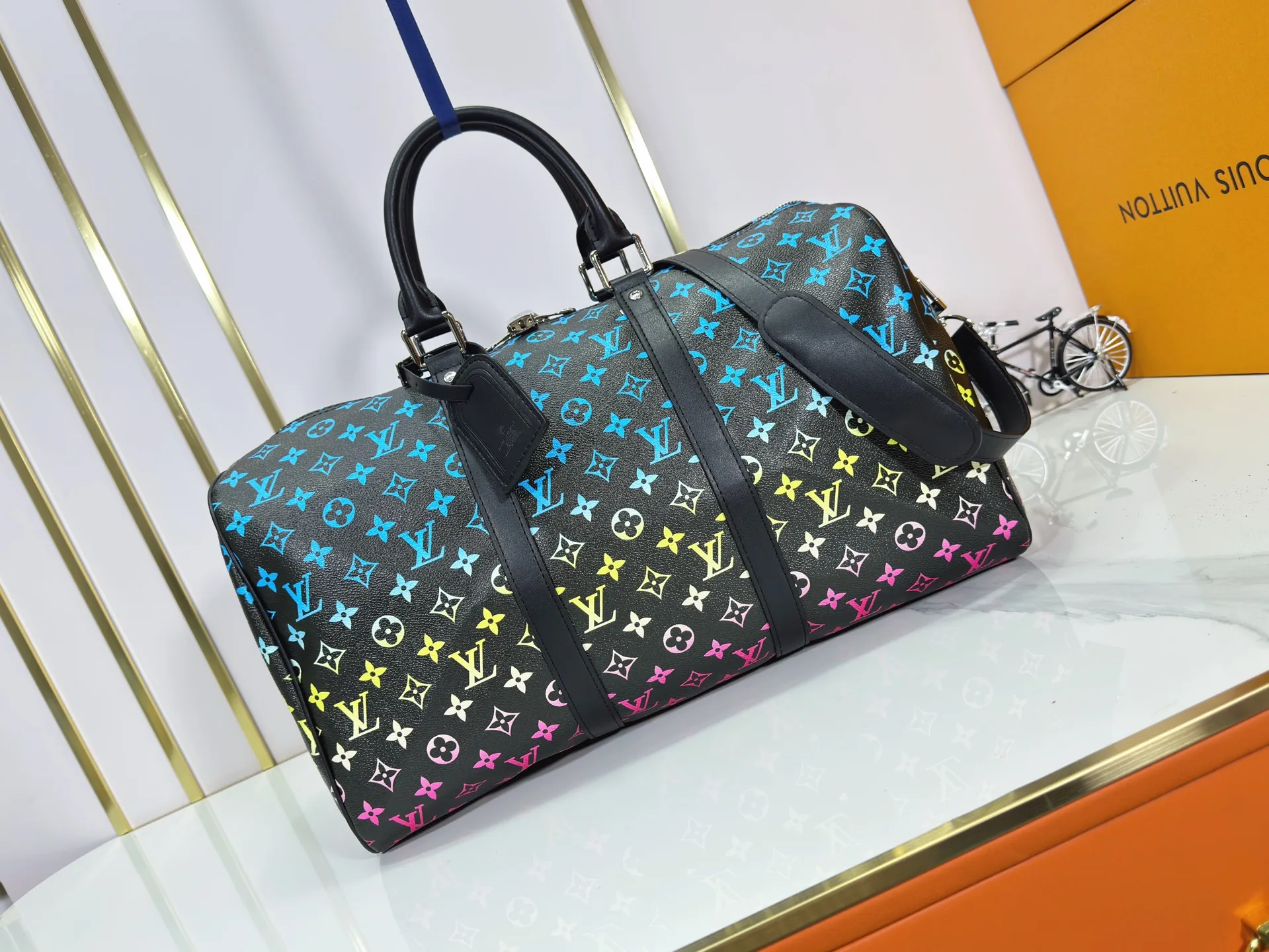 P340 M41418 M13915 upgraded original version new "louis vuitton" Iv travel bag louis vuitton Spacious capacity and adjustable shoulder straps are suitable for work, leisure or travel. High-definition hardware logo and interior compartments! Special lining. Smooth zipper, exquisite workmanship, every detail is in place! A must-have for men. Size: 45x27x20cm