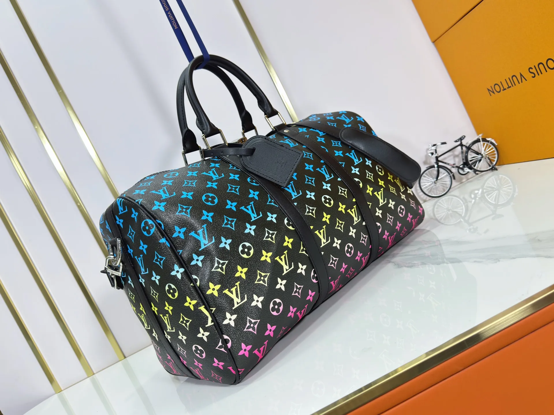 P340 M41418 M13915 upgraded original version new "louis vuitton" Iv travel bag louis vuitton Spacious capacity and adjustable shoulder straps are suitable for work, leisure or travel. High-definition hardware logo and interior compartments! Special lining. Smooth zipper, exquisite workmanship, every detail is in place! A must-have for men. Size: 45x27x20cm