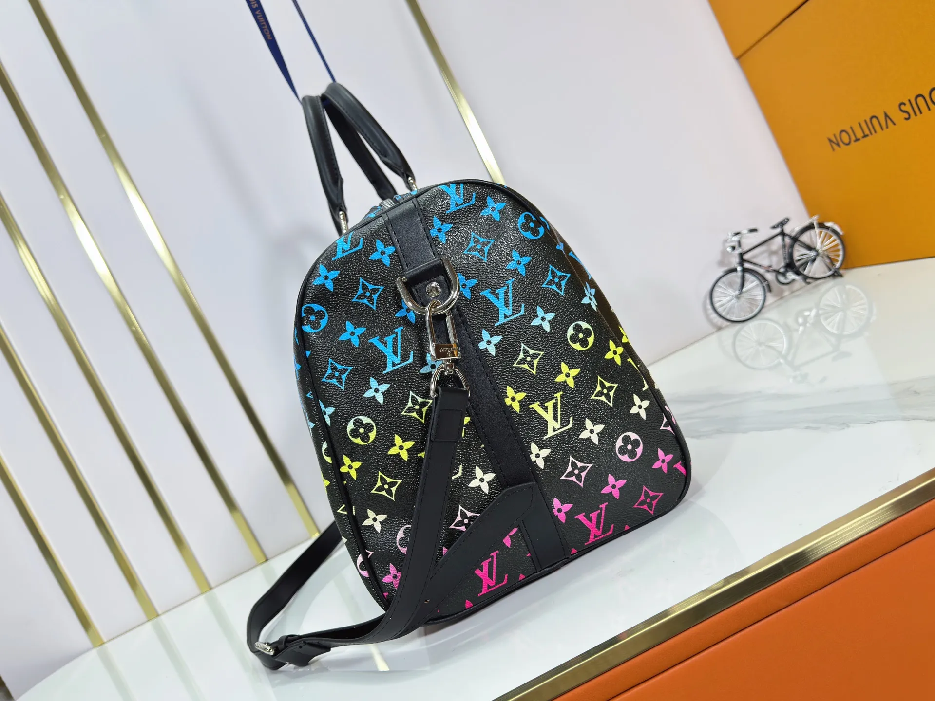 P340 M41418 M13915 upgraded original version new "louis vuitton" Iv travel bag louis vuitton Spacious capacity and adjustable shoulder straps are suitable for work, leisure or travel. High-definition hardware logo and interior compartments! Special lining. Smooth zipper, exquisite workmanship, every detail is in place! A must-have for men. Size: 45x27x20cm
