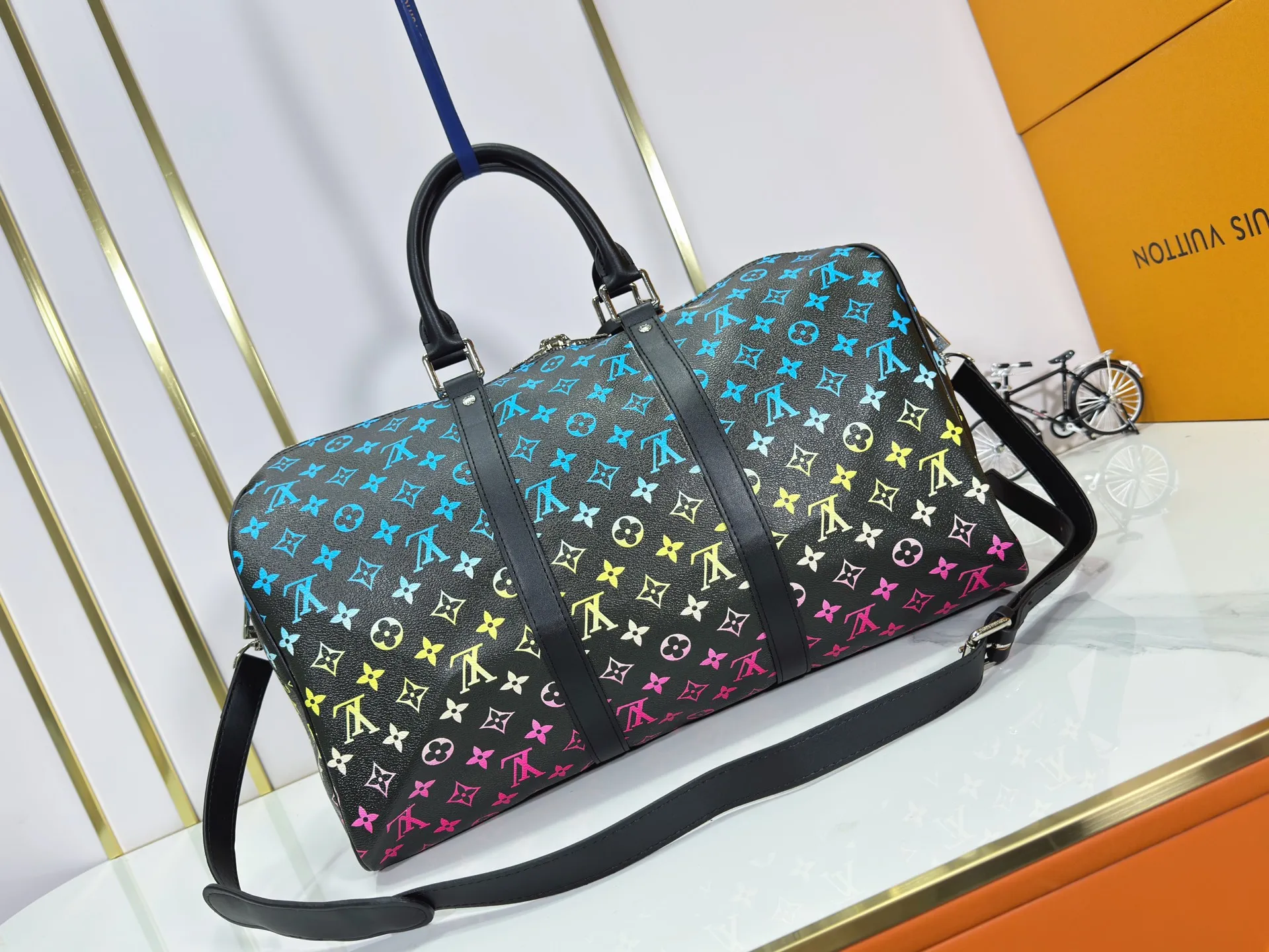 P340 M41418 M13915 upgraded original version new "louis vuitton" Iv travel bag louis vuitton Spacious capacity and adjustable shoulder straps are suitable for work, leisure or travel. High-definition hardware logo and interior compartments! Special lining. Smooth zipper, exquisite workmanship, every detail is in place! A must-have for men. Size: 45x27x20cm