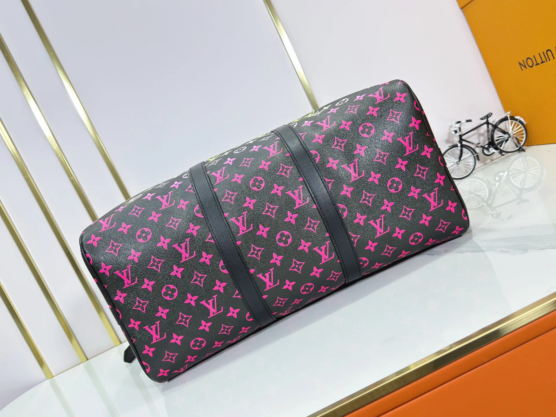 P340 M41418 M13915 upgraded original version new "louis vuitton" Iv travel bag louis vuitton Spacious capacity and adjustable shoulder straps are suitable for work, leisure or travel. High-definition hardware logo and interior compartments! Special lining. Smooth zipper, exquisite workmanship, every detail is in place! A must-have for men. Size: 45x27x20cm