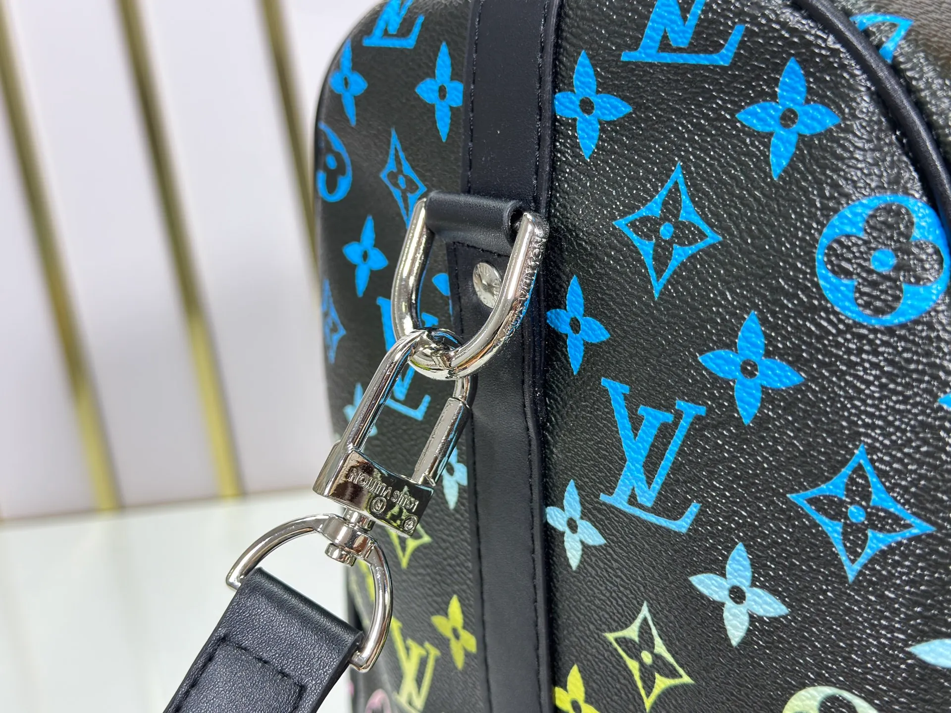 P340 M41418 M13915 upgraded original version new "louis vuitton" Iv travel bag louis vuitton Spacious capacity and adjustable shoulder straps are suitable for work, leisure or travel. High-definition hardware logo and interior compartments! Special lining. Smooth zipper, exquisite workmanship, every detail is in place! A must-have for men. Size: 45x27x20cm