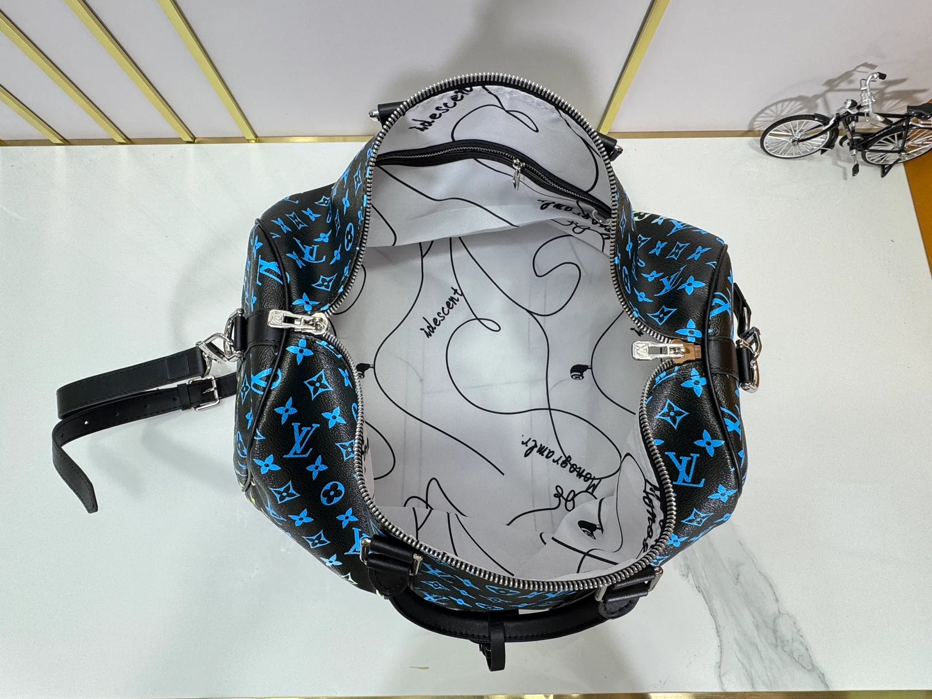 P340 M41418 M13915 upgraded original version new "louis vuitton" Iv travel bag louis vuitton Spacious capacity and adjustable shoulder straps are suitable for work, leisure or travel. High-definition hardware logo and interior compartments! Special lining. Smooth zipper, exquisite workmanship, every detail is in place! A must-have for men. Size: 45x27x20cm