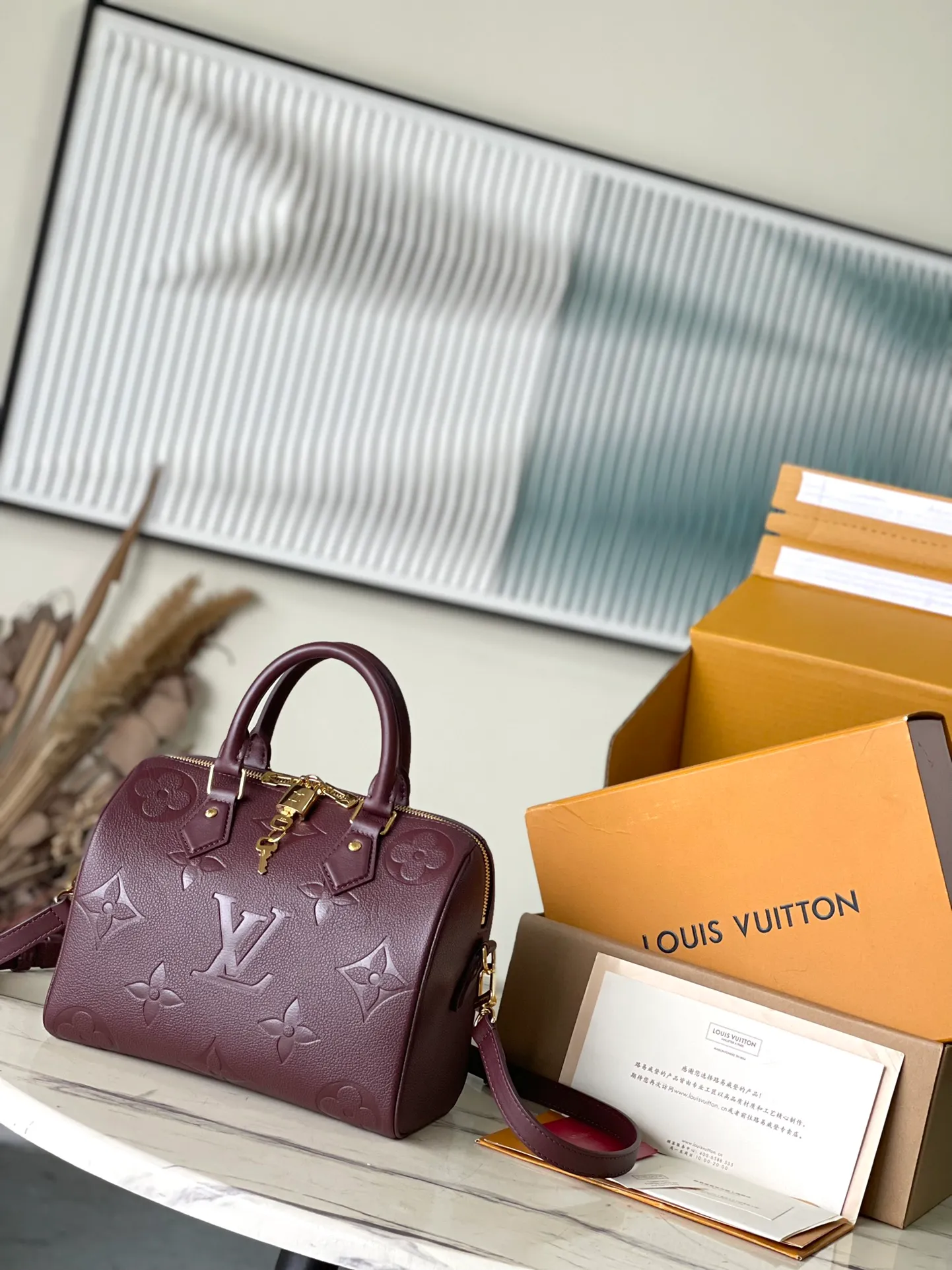 💰1160 (top layer leather) top original order M59273. Support counter inspection. Photos taken of duty-free goods are consistent with the product without unpacking. This product is an exclusive duty-free product in the market and is the highest-end product. Inspection is supported. This product has passed strict inspection and is flawless. Please wear gloves when touching the product. This product is not returnable or exchangeable. Please confirm the product first and then remove the label on the handle. This product is temporarily not open to the public, only regular customers, and is in short supply. Dimensions: 25 x 19 x 15 cm