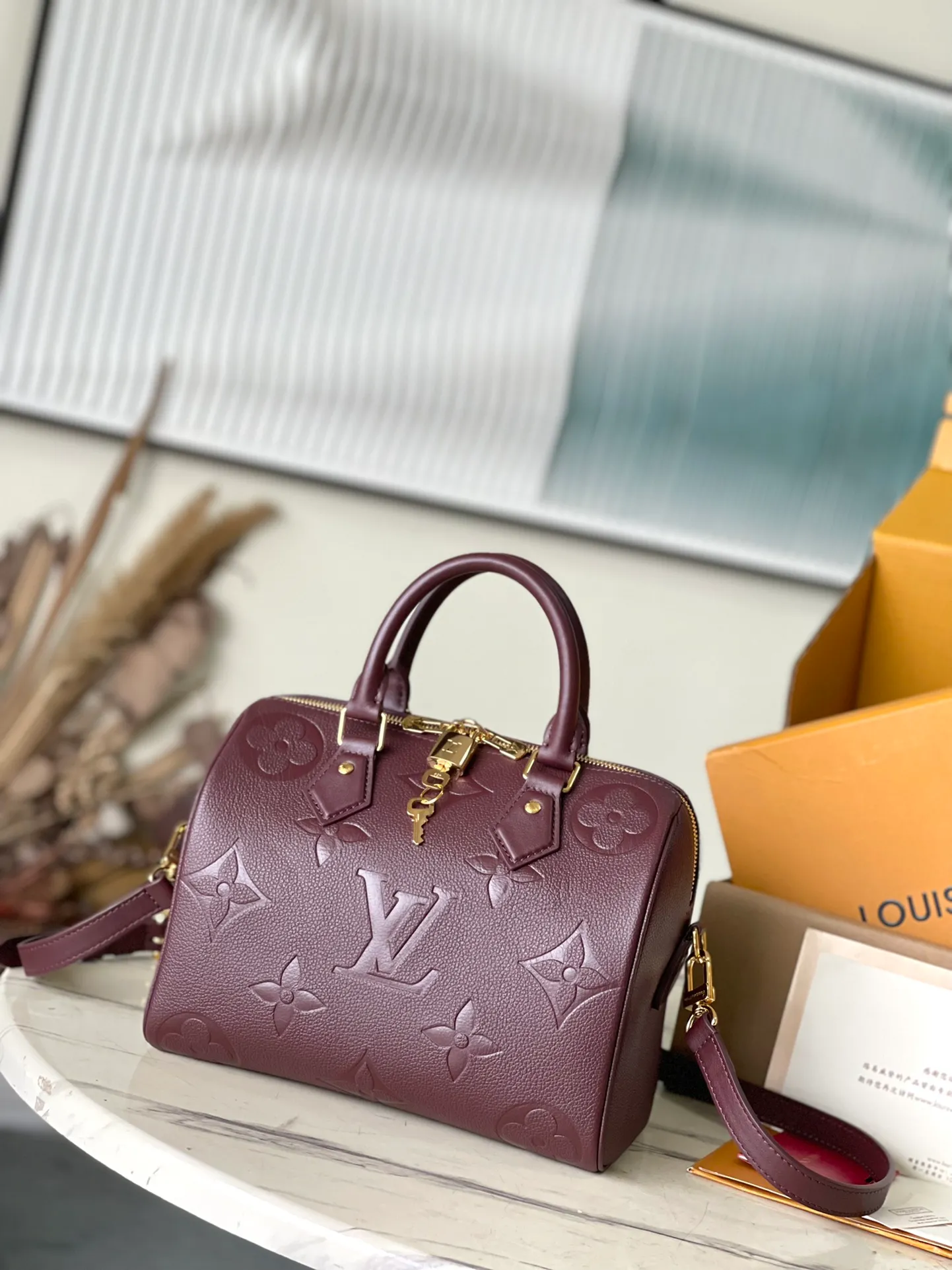 💰1160 (top layer leather) top original order M59273. Support counter inspection. Photos taken of duty-free goods are consistent with the product without unpacking. This product is an exclusive duty-free product in the market and is the highest-end product. Inspection is supported. This product has passed strict inspection and is flawless. Please wear gloves when touching the product. This product is not returnable or exchangeable. Please confirm the product first and then remove the label on the handle. This product is temporarily not open to the public, only regular customers, and is in short supply. Dimensions: 25 x 19 x 15 cm