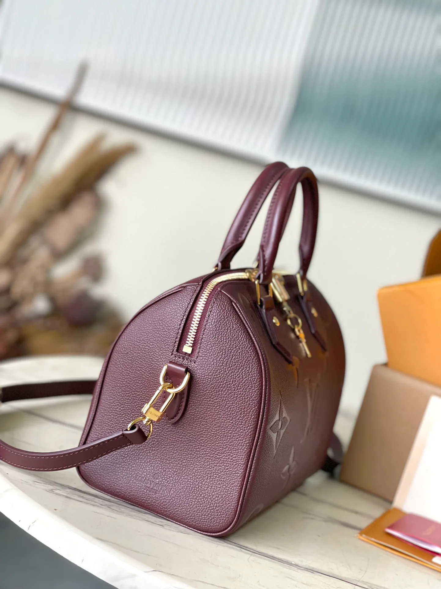 💰1160 (top layer leather) top original order M59273. Support counter inspection. Photos taken of duty-free goods are consistent with the product without unpacking. This product is an exclusive duty-free product in the market and is the highest-end product. Inspection is supported. This product has passed strict inspection and is flawless. Please wear gloves when touching the product. This product is not returnable or exchangeable. Please confirm the product first and then remove the label on the handle. This product is temporarily not open to the public, only regular customers, and is in short supply. Dimensions: 25 x 19 x 15 cm