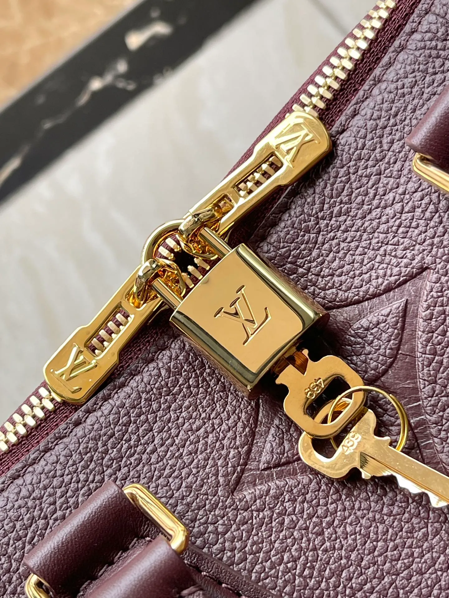 💰1160 (top layer leather) top original order M59273. Support counter inspection. Photos taken of duty-free goods are consistent with the product without unpacking. This product is an exclusive duty-free product in the market and is the highest-end product. Inspection is supported. This product has passed strict inspection and is flawless. Please wear gloves when touching the product. This product is not returnable or exchangeable. Please confirm the product first and then remove the label on the handle. This product is temporarily not open to the public, only regular customers, and is in short supply. Dimensions: 25 x 19 x 15 cm