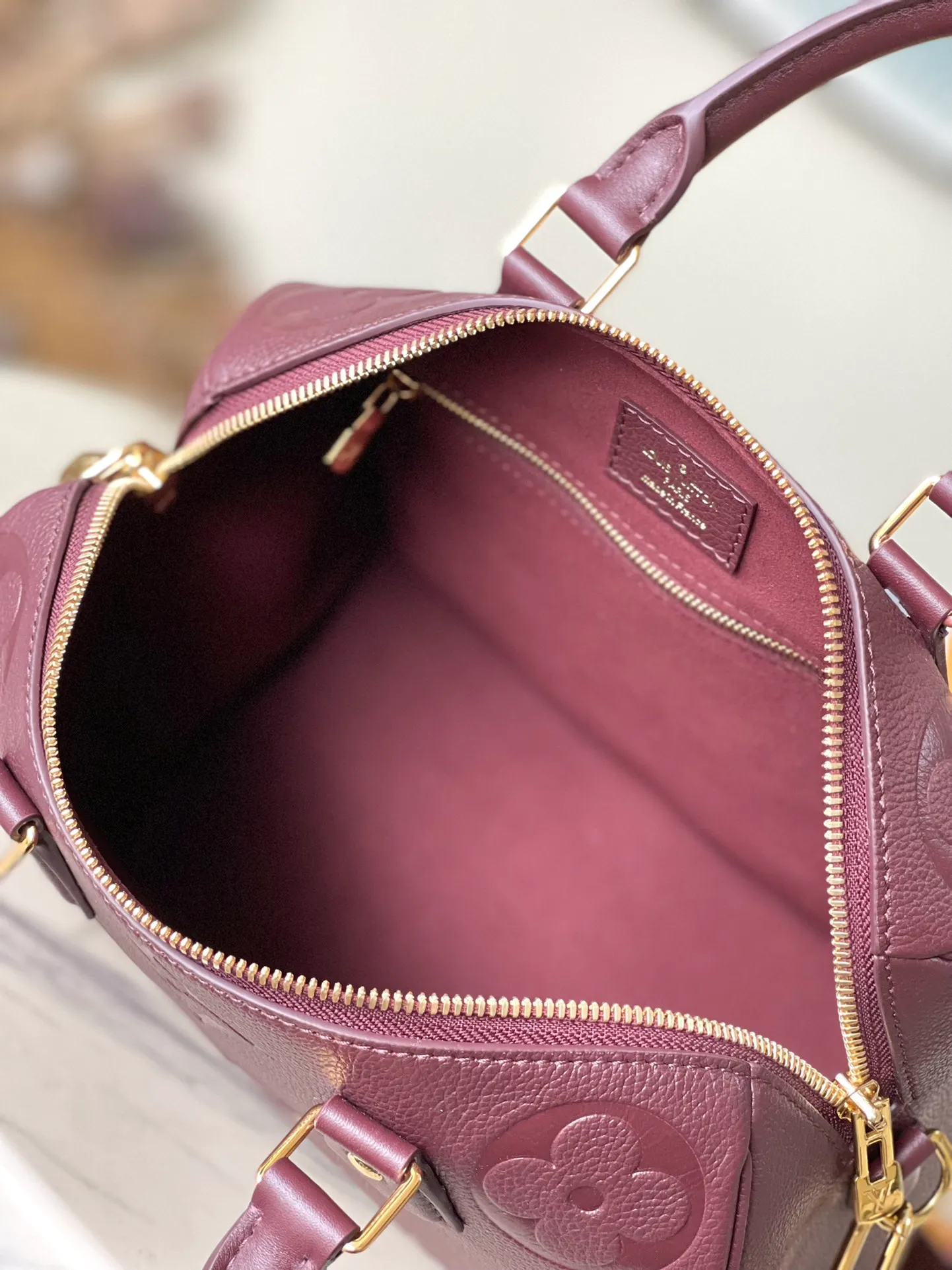 💰1160 (top layer leather) top original order M59273. Support counter inspection. Photos taken of duty-free goods are consistent with the product without unpacking. This product is an exclusive duty-free product in the market and is the highest-end product. Inspection is supported. This product has passed strict inspection and is flawless. Please wear gloves when touching the product. This product is not returnable or exchangeable. Please confirm the product first and then remove the label on the handle. This product is temporarily not open to the public, only regular customers, and is in short supply. Dimensions: 25 x 19 x 15 cm