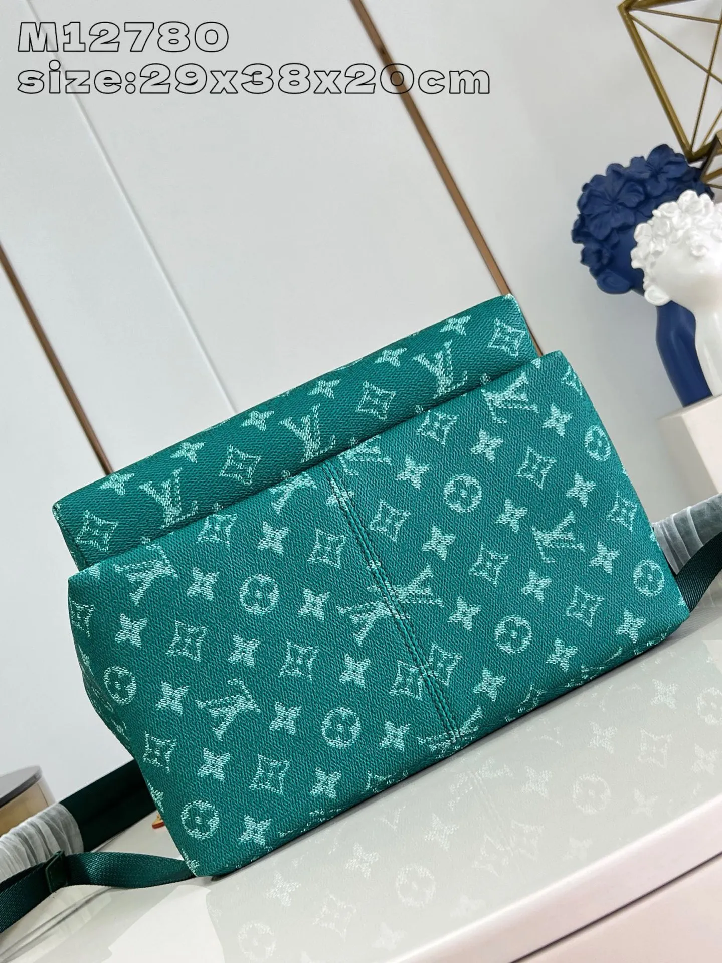 💰1220 Top-quality original individual real shot M12780】This Discovery small backpack is made of Monogram Eclipse canvas, continuing its flexible functions in a more compact configuration. Exterior pockets, zippered front pockets, and open side pockets provide easy access, while interior pockets keep things organized. size：29x38x20cm