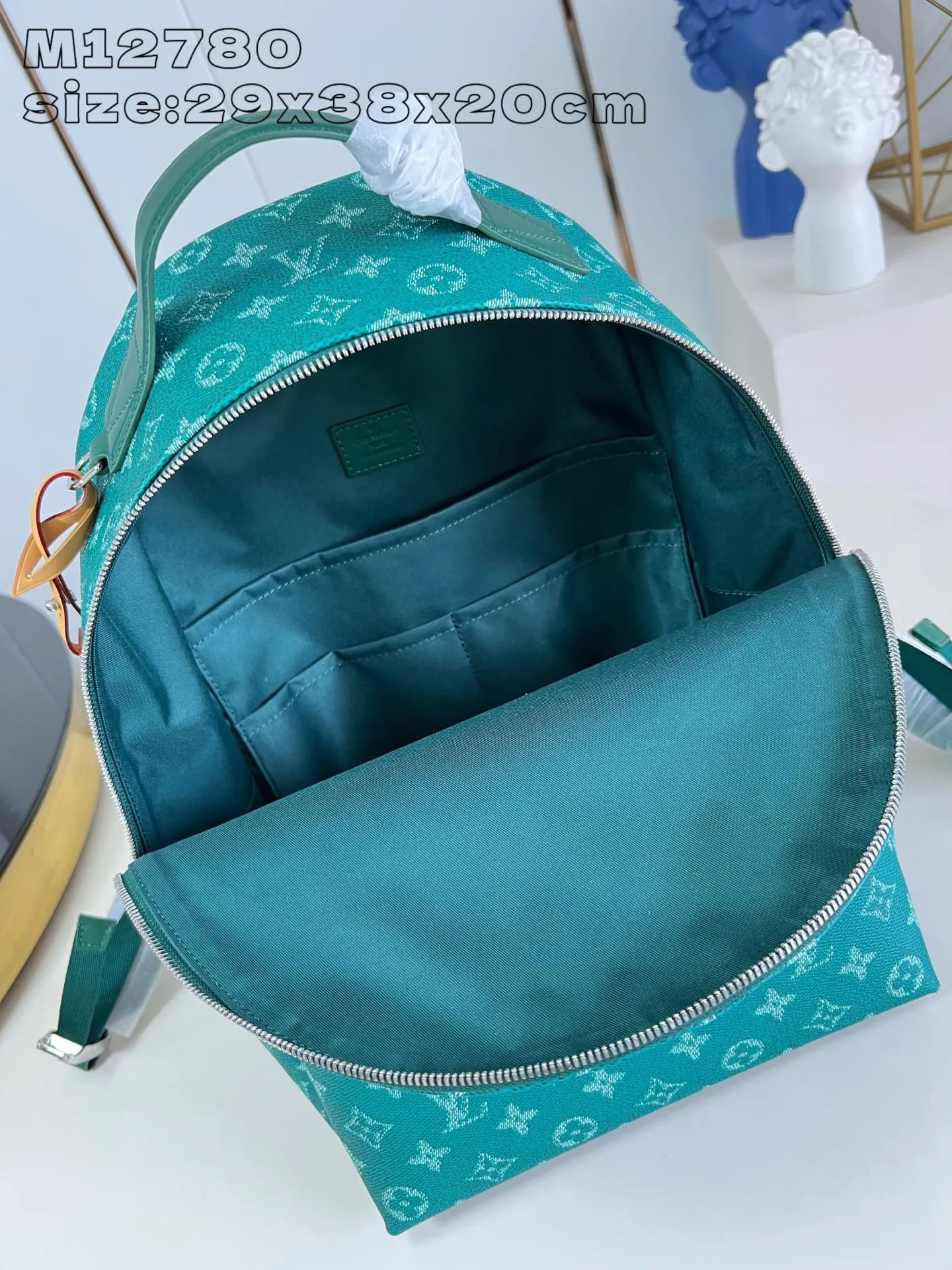 💰1220 Top-quality original individual real shot M12780】This Discovery small backpack is made of Monogram Eclipse canvas, continuing its flexible functions in a more compact configuration. Exterior pockets, zippered front pockets, and open side pockets provide easy access, while interior pockets keep things organized. size：29x38x20cm
