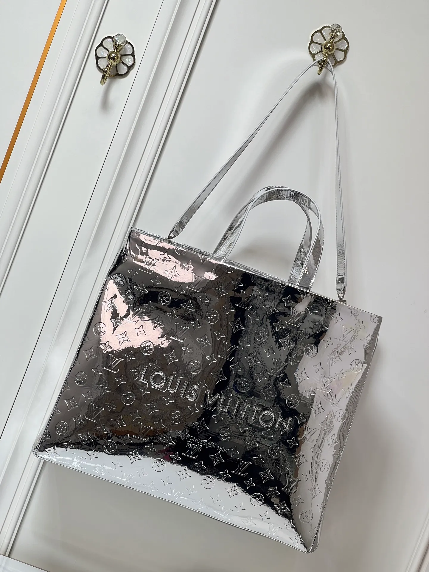 Batch 320💰M24457 Silver Gun Color Gradient Pink Blue Check Yellow Check Gradient Blue Presbyopic Check Gradient Purple Grass Green Pink Black Orange Blue Green Gray Presbyopic Check Black Crocodile Orange Crocodile This Shopper medium handbag draws inspiration from Louis Vuitton shopping bags, expressing Louis Vuitton and Maison Fondée En 1854 in soft cow leather. Lettering, top handle and removable shoulder strap. Dimensions: 42x34x16cm