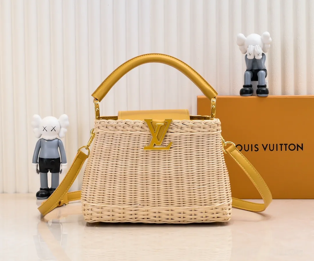 Upgraded version P680 M11617 This CapucinesBB handbag has a unique rattan woven structure, paying tribute to the Louis Vuitton picnic box design that came out in 1892. The cow leather shapes the top handle and flap, the LV letters reveal a metallic texture, and the detachable and adjustable leather shoulder strap makes it easy to carry on the shoulder. The gift box packaging provided with this product may be reasonably adjusted depending on the stock situation, and may be different from the packaging style displayed on this product page. Please refer to the actual gift box packaging style received for details. Size:27×17.3×9cm
