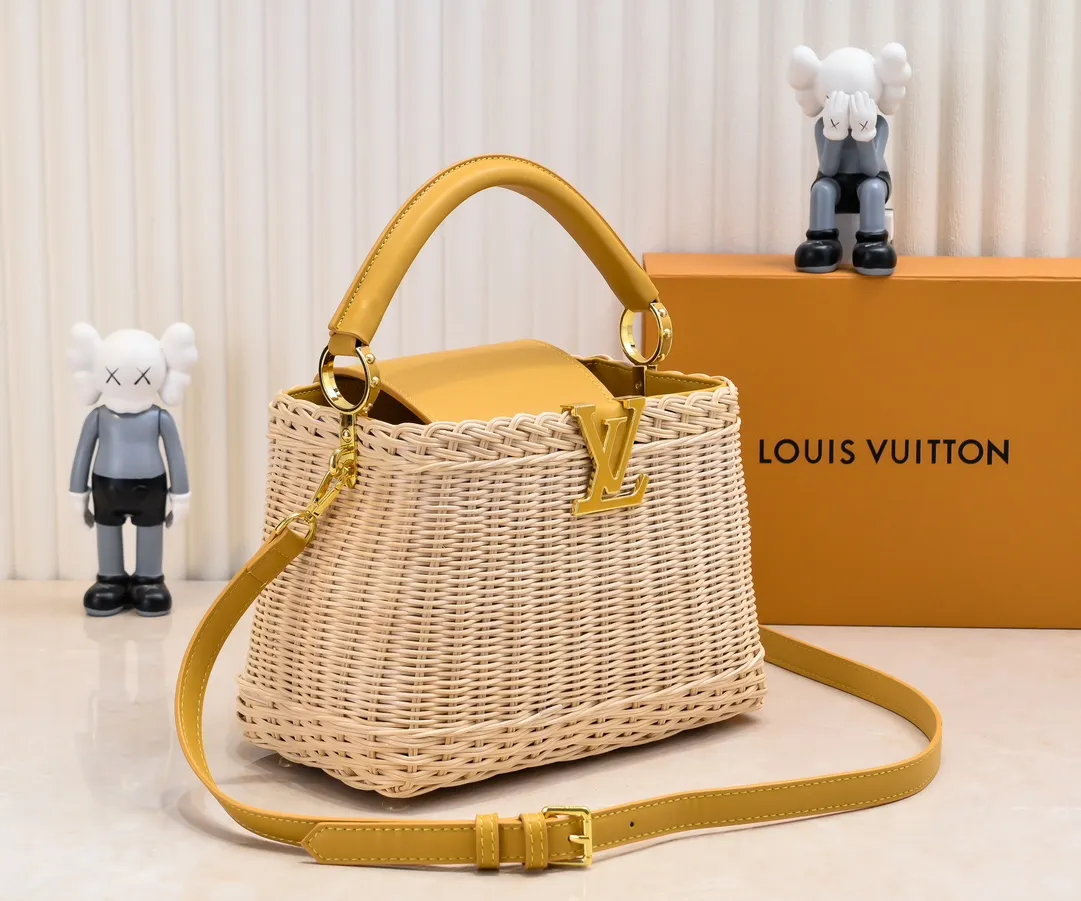 Upgraded version P680 M11617 This CapucinesBB handbag has a unique rattan woven structure, paying tribute to the Louis Vuitton picnic box design that came out in 1892. The cow leather shapes the top handle and flap, the LV letters reveal a metallic texture, and the detachable and adjustable leather shoulder strap makes it easy to carry on the shoulder. The gift box packaging provided with this product may be reasonably adjusted depending on the stock situation, and may be different from the packaging style displayed on this product page. Please refer to the actual gift box packaging style received for details. Size:27×17.3×9cm