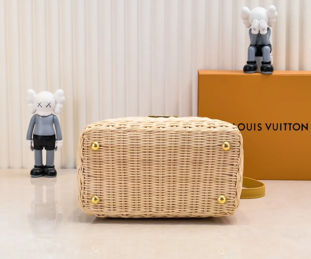Upgraded version P680 M11617 This CapucinesBB handbag has a unique rattan woven structure, paying tribute to the Louis Vuitton picnic box design that came out in 1892. The cow leather shapes the top handle and flap, the LV letters reveal a metallic texture, and the detachable and adjustable leather shoulder strap makes it easy to carry on the shoulder. The gift box packaging provided with this product may be reasonably adjusted depending on the stock situation, and may be different from the packaging style displayed on this product page. Please refer to the actual gift box packaging style received for details. Size:27×17.3×9cm