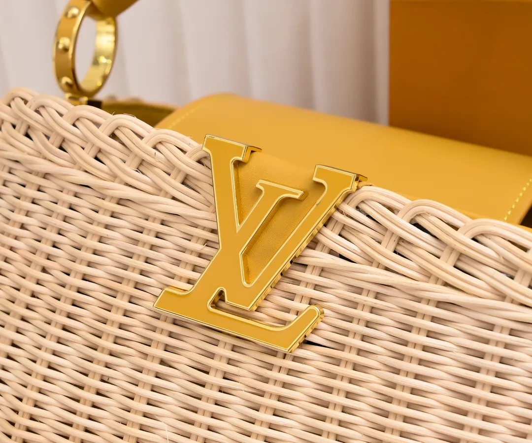 Upgraded version P680 M11617 This CapucinesBB handbag has a unique rattan woven structure, paying tribute to the Louis Vuitton picnic box design that came out in 1892. The cow leather shapes the top handle and flap, the LV letters reveal a metallic texture, and the detachable and adjustable leather shoulder strap makes it easy to carry on the shoulder. The gift box packaging provided with this product may be reasonably adjusted depending on the stock situation, and may be different from the packaging style displayed on this product page. Please refer to the actual gift box packaging style received for details. Size:27×17.3×9cm