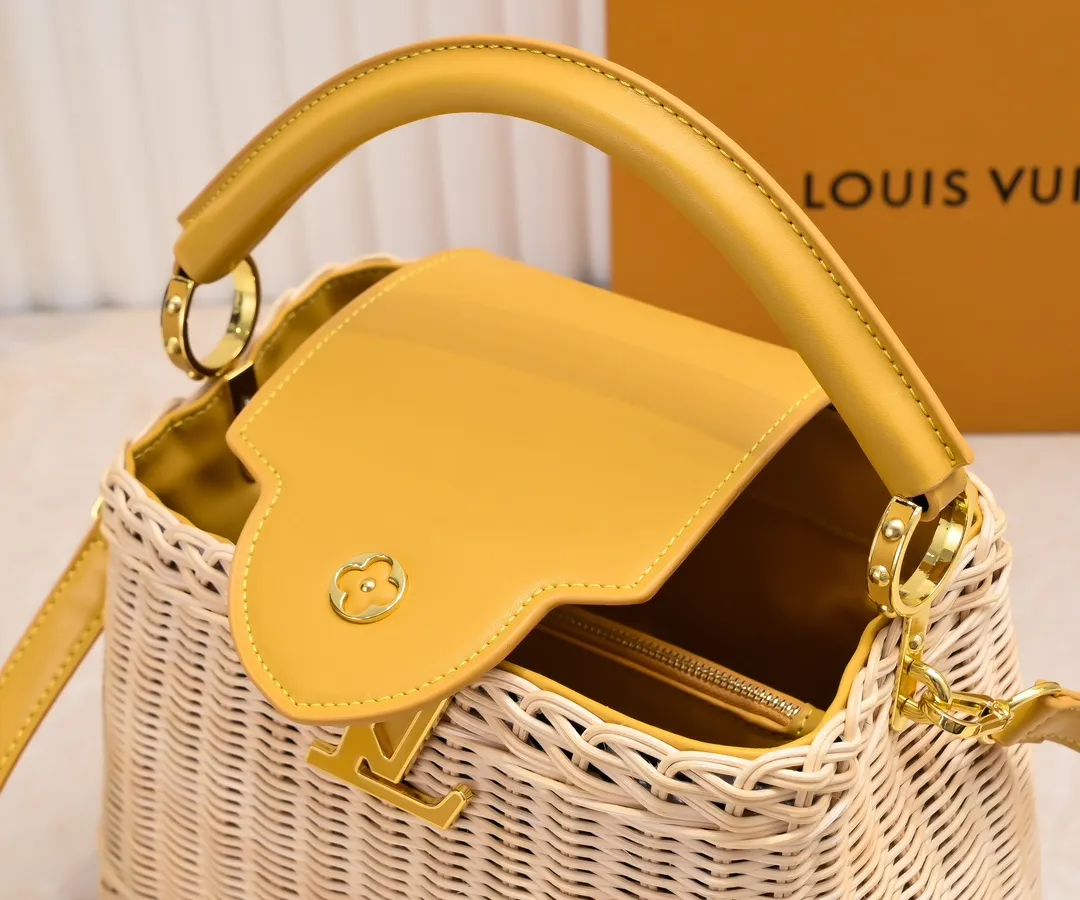 Upgraded version P680 M11617 This CapucinesBB handbag has a unique rattan woven structure, paying tribute to the Louis Vuitton picnic box design that came out in 1892. The cow leather shapes the top handle and flap, the LV letters reveal a metallic texture, and the detachable and adjustable leather shoulder strap makes it easy to carry on the shoulder. The gift box packaging provided with this product may be reasonably adjusted depending on the stock situation, and may be different from the packaging style displayed on this product page. Please refer to the actual gift box packaging style received for details. Size:27×17.3×9cm