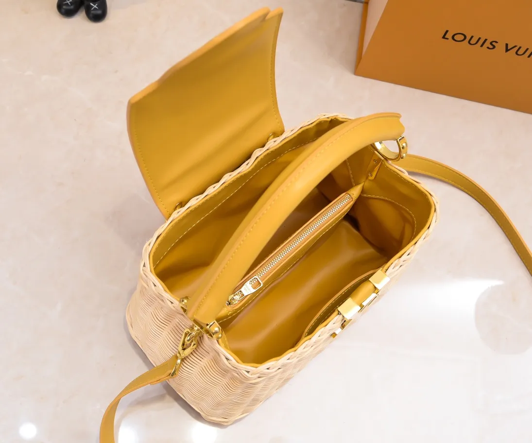 Upgraded version P680 M11617 This CapucinesBB handbag has a unique rattan woven structure, paying tribute to the Louis Vuitton picnic box design that came out in 1892. The cow leather shapes the top handle and flap, the LV letters reveal a metallic texture, and the detachable and adjustable leather shoulder strap makes it easy to carry on the shoulder. The gift box packaging provided with this product may be reasonably adjusted depending on the stock situation, and may be different from the packaging style displayed on this product page. Please refer to the actual gift box packaging style received for details. Size:27×17.3×9cm