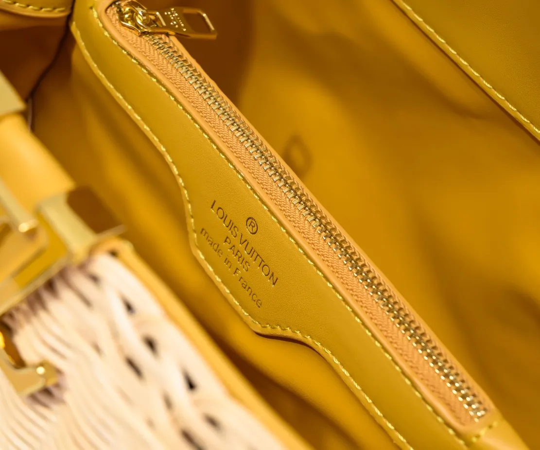 Upgraded version P680 M11617 This CapucinesBB handbag has a unique rattan woven structure, paying tribute to the Louis Vuitton picnic box design that came out in 1892. The cow leather shapes the top handle and flap, the LV letters reveal a metallic texture, and the detachable and adjustable leather shoulder strap makes it easy to carry on the shoulder. The gift box packaging provided with this product may be reasonably adjusted depending on the stock situation, and may be different from the packaging style displayed on this product page. Please refer to the actual gift box packaging style received for details. Size:27×17.3×9cm