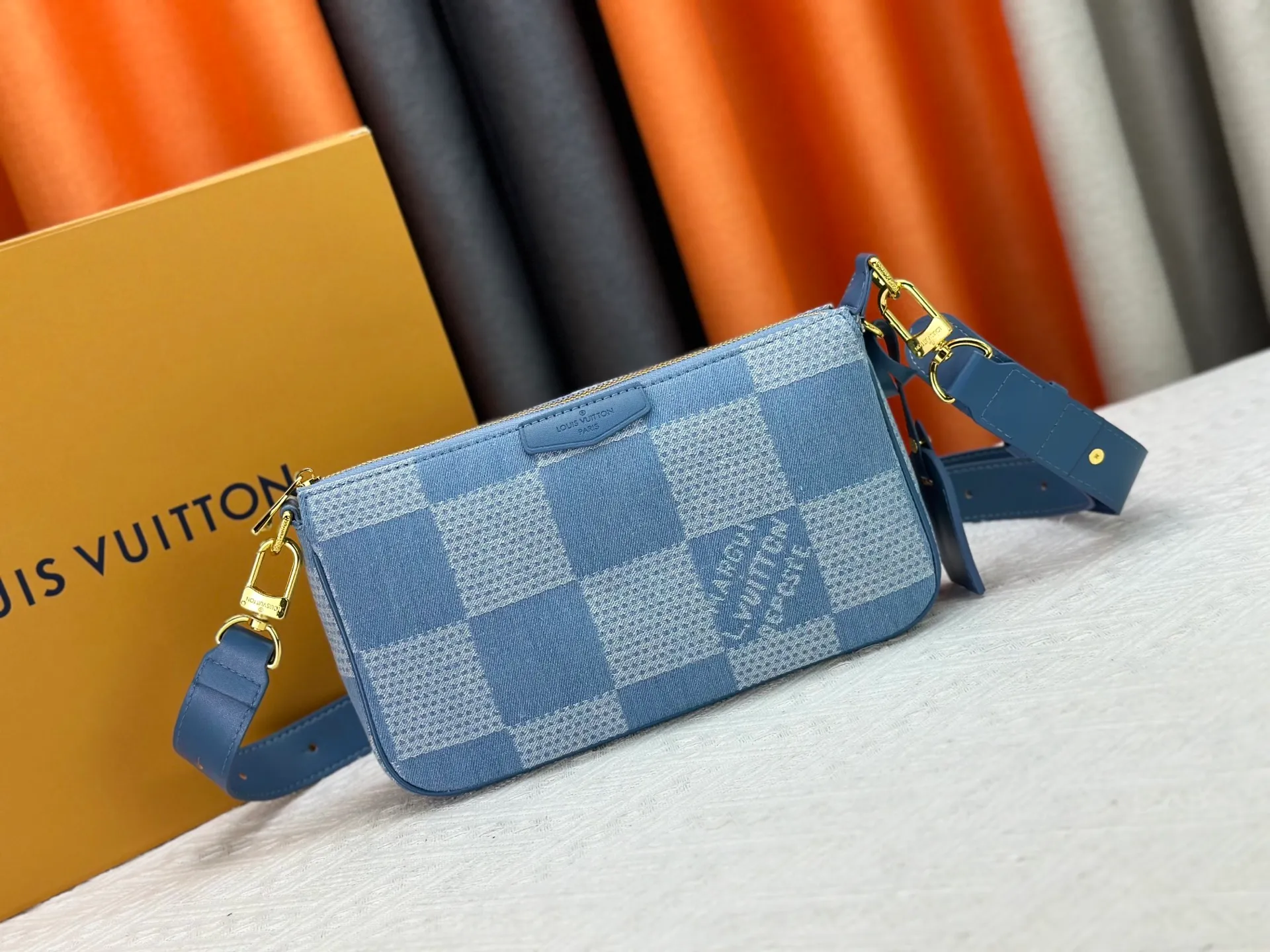 P220 Upgraded original version N00204 blue cloth M11741 black flower, black embossed Mahjong bag series for men and women POCHETTE ACCESSOIRE Jh Mahjong bag This Pochette Accessoire XL handbag is made of Monogram Eclipse coated canvas, reinterpreting the classic design of the 1990s with handsome brushwork. The ample zippered main compartment and inner pocket allow for organized storage, and the brand name and metal hardware complete the details. Removable and adjustable fabric shoulder strap allows for shoulder or cross-body wear. Dimensions: 28 × 16.5 × 9 cm